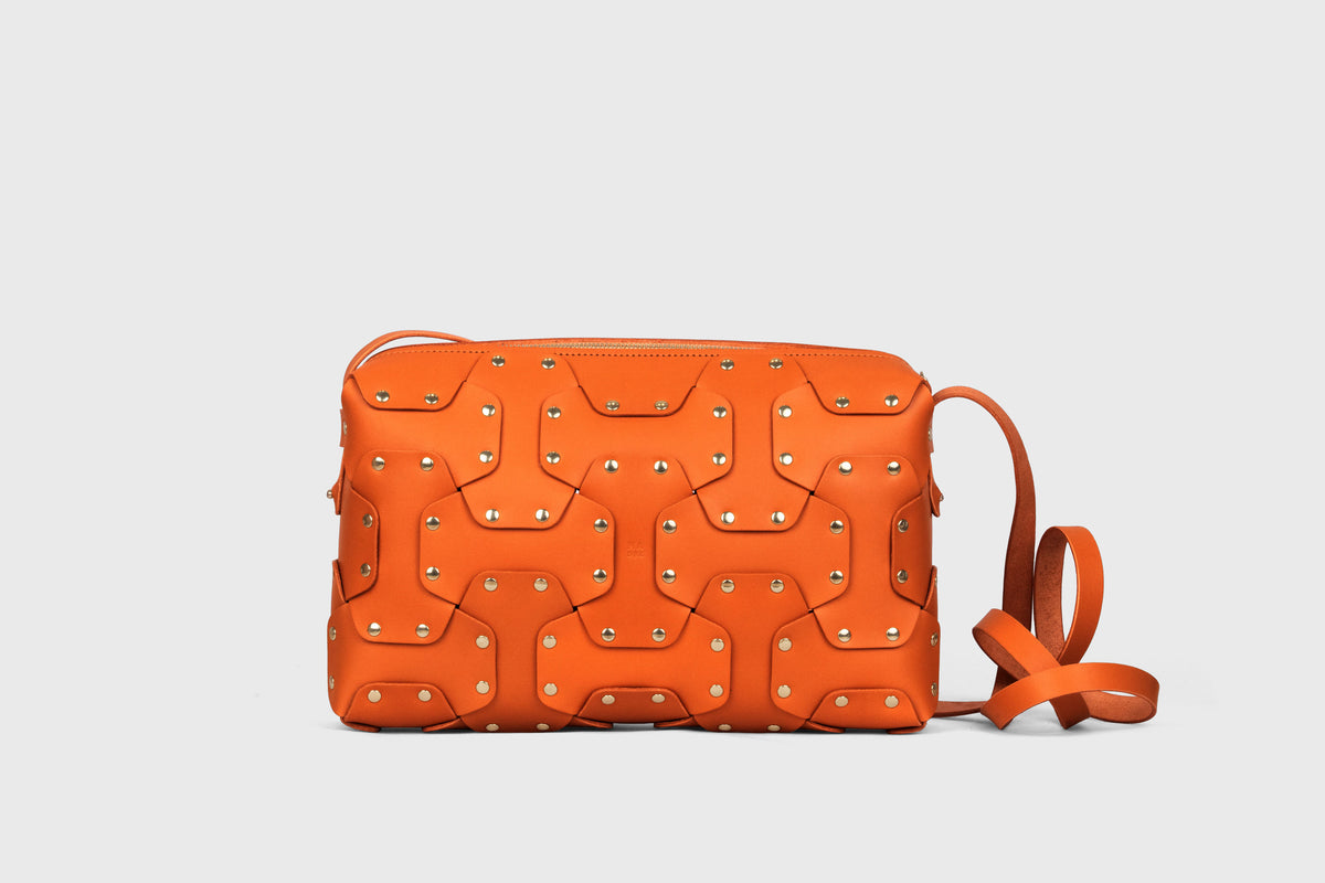 Double Rivet Bag Big Orange Colour Leather Vegetable Tanned Modern Minimal Design Premium Quality Atelier Madre Manuel Dreesmann Barcelona 1