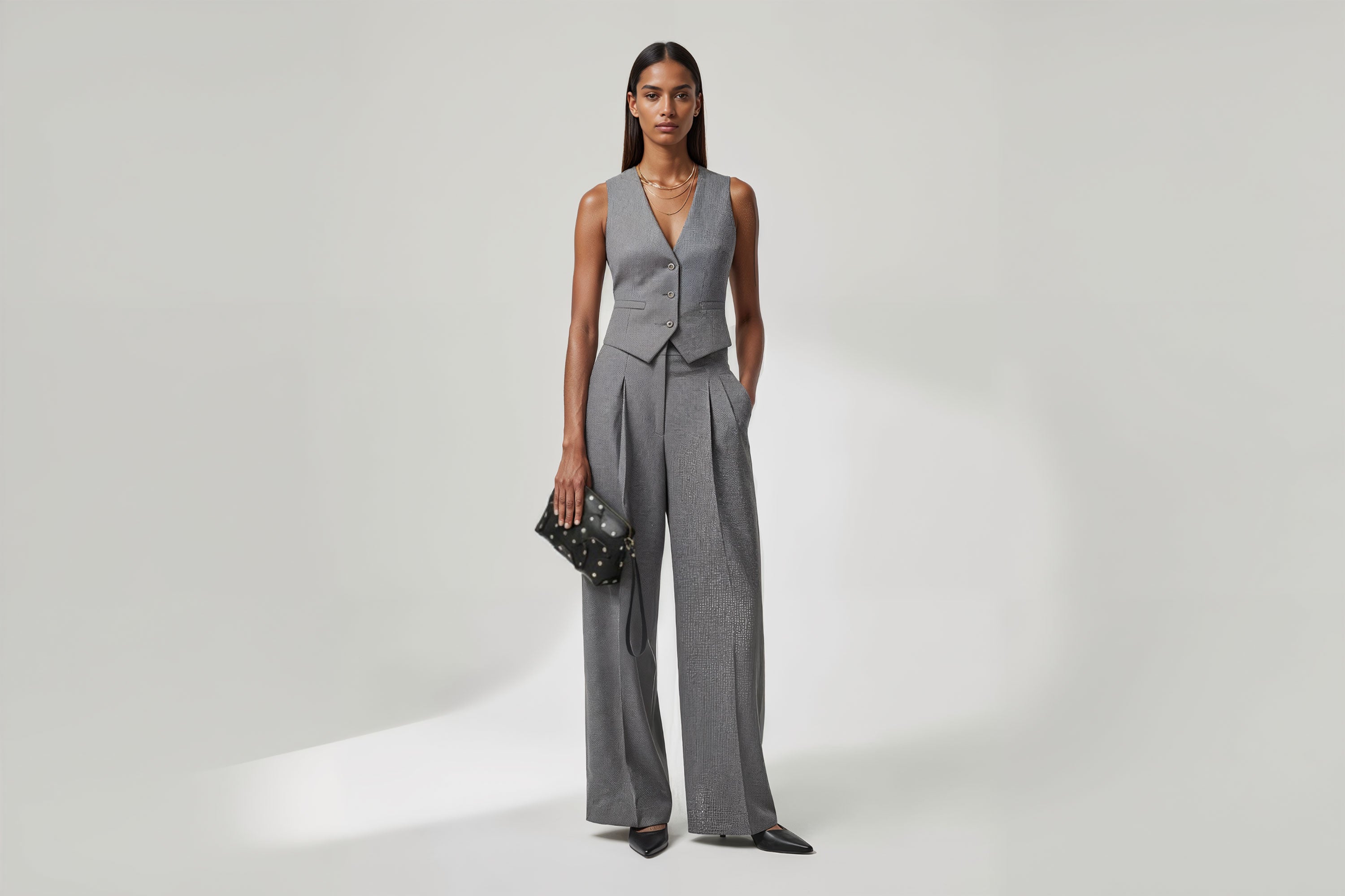 Double Rivet Bag Black Color On A Woman Model Leather Full Grain Vegetable Tanned Leather Modern Minimalist Design Premium Quality Full Brass Clutch Crossbody Shoulder Bag Atelier Madre Manuel Dreesmann Barcelona Spain