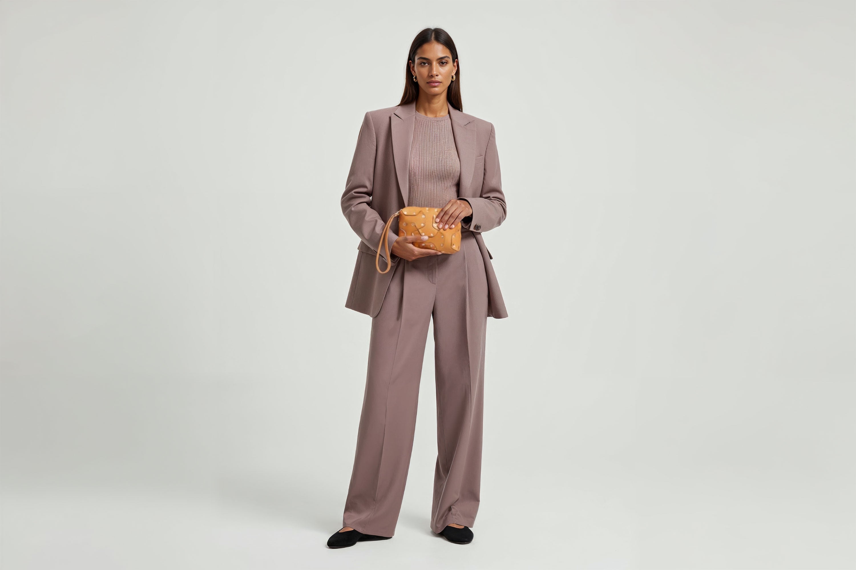 Double Rivet Bag Brown Color On A Woman Model Leather Full Grain Vegetable Tanned Leather Modern Minimalist Design Premium Quality Full Brass Clutch Crossbody Shoulder Bag Atelier Madre Manuel Dreesmann Barcelona Spain