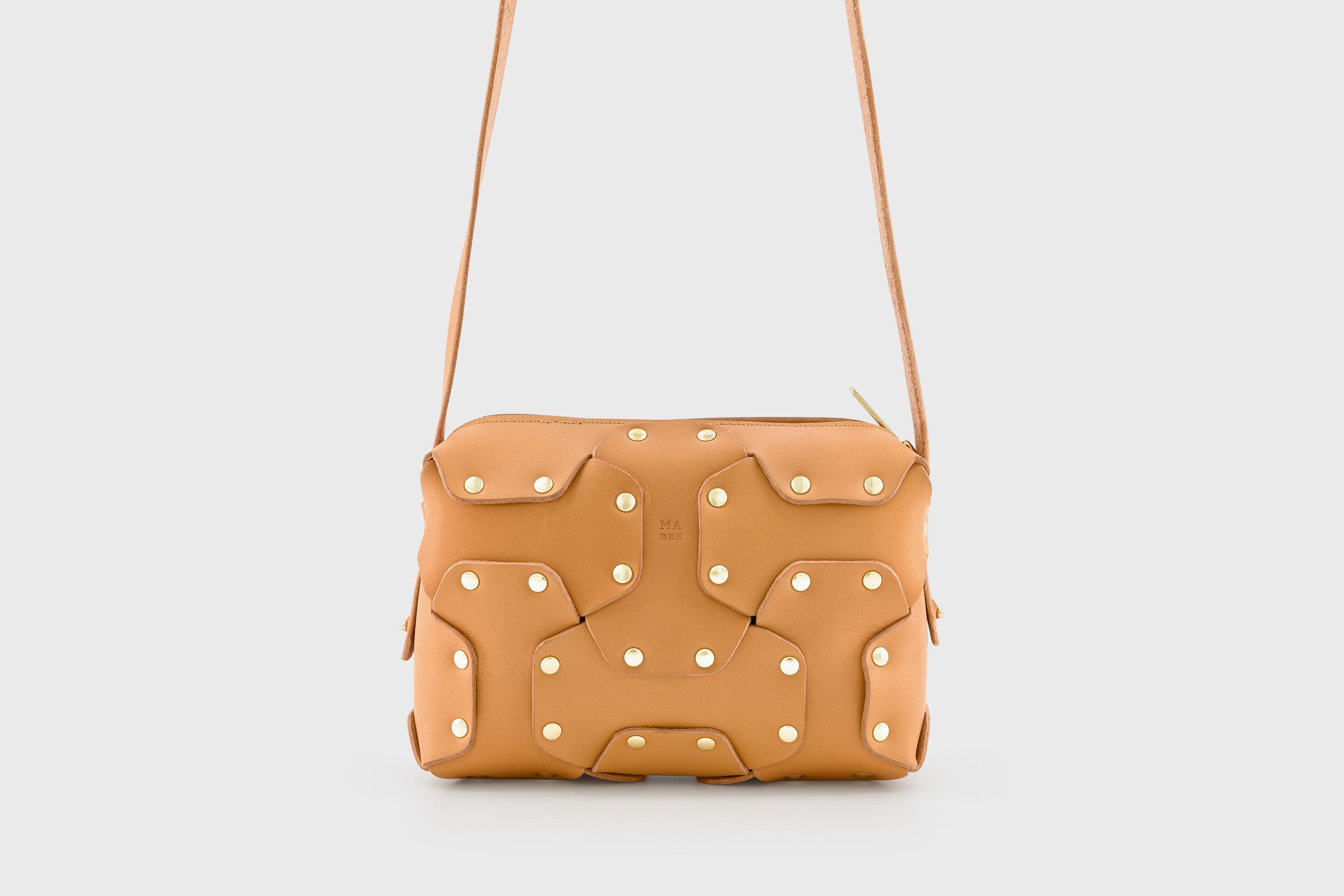 Double Rivet Bag Brown Color Leather Full Grain Vegetable Tanned Leather Modern Minimalist Design Premium Quality Full Brass Clutch Crossbody Shoulder Bag Atelier Madre Manuel Dreesmann Barcelona Spain