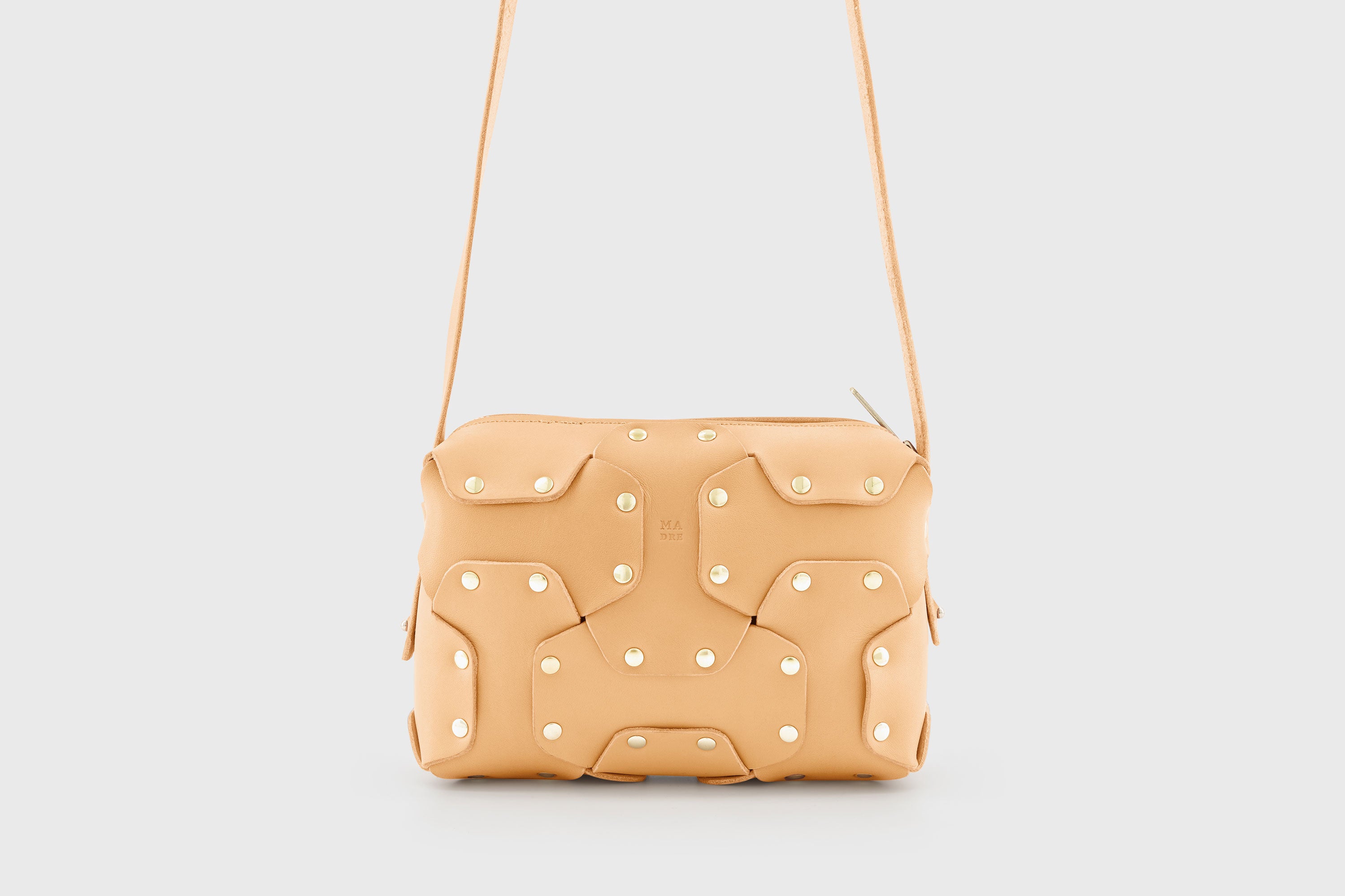 Double Rivet Bag Natural Color Leather Full Grain Vegetable Tanned Leather Modern Minimalist Design Premium Quality Full Brass Clutch Crossbody Shoulder Bag Atelier Madre Manuel Dreesmann Barcelona Spain