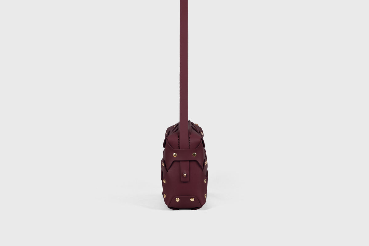 Double Rivet Bag Long Burgundy Colour Leather Vegetable Tanned Modern Minimal Design Premium Quality Atelier Madre Manuel Dreesmann Barcelona 3