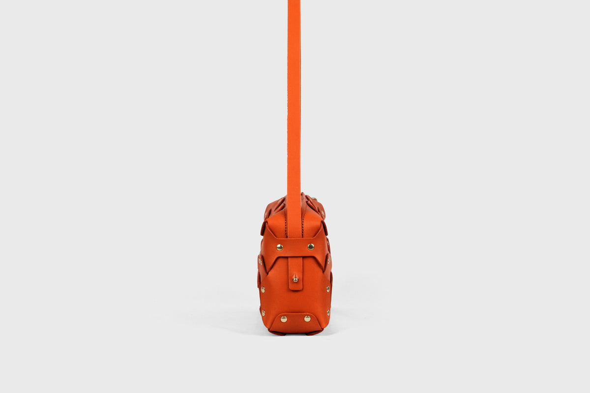 Double Rivet Bag Long Orange Colour Leather Vegetable Tanned Modern Minimal Design Premium Quality Atelier Madre Manuel Dreesmann Barcelona 3