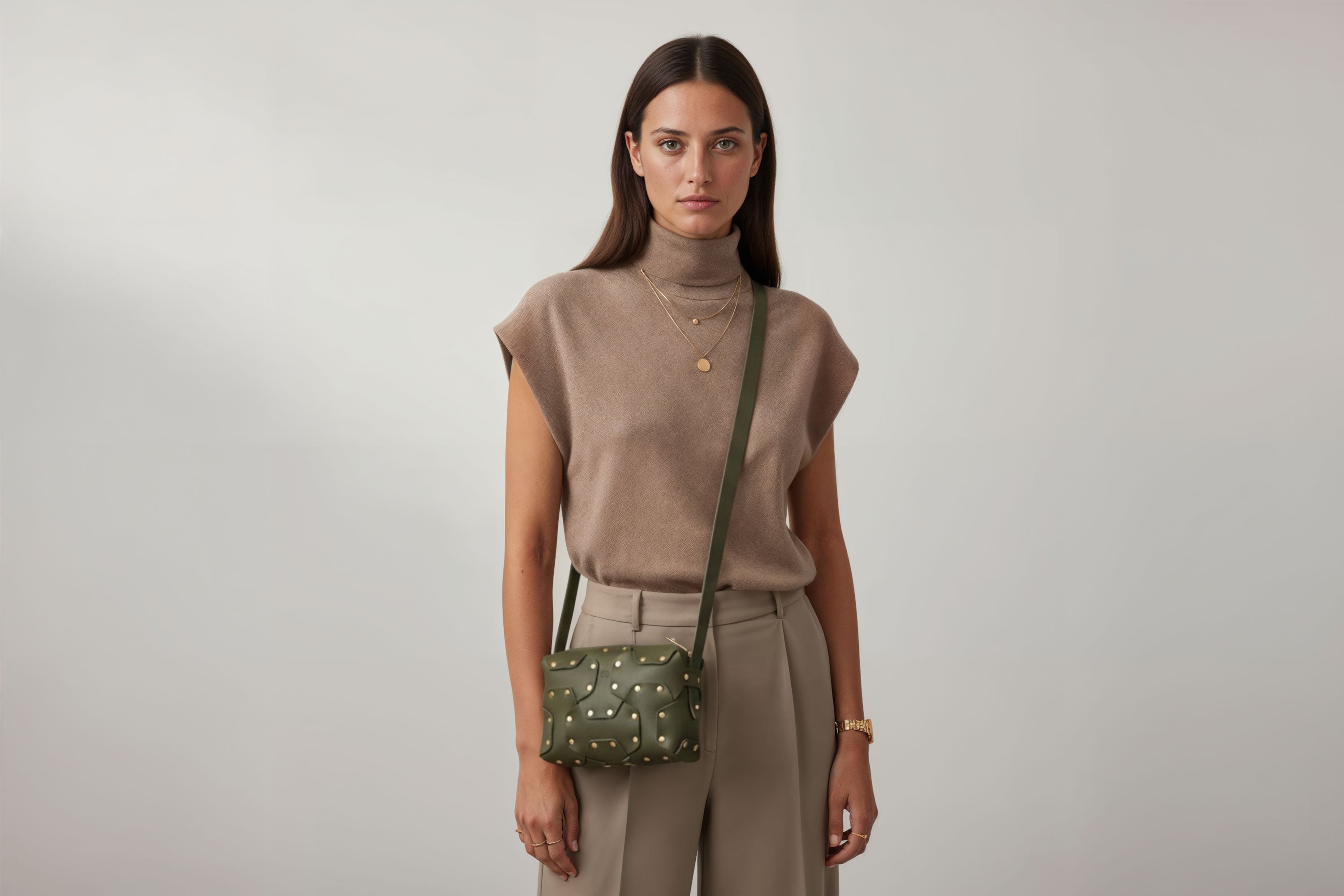 Double Rivet Bag Olive Green Color On A Woman Model Leather Full Grain Vegetable Tanned Leather Modern Minimalist Design Premium Quality Full Brass Clutch Crossbody Shoulder Bag Atelier Madre Manuel Dreesmann Barcelona Spain