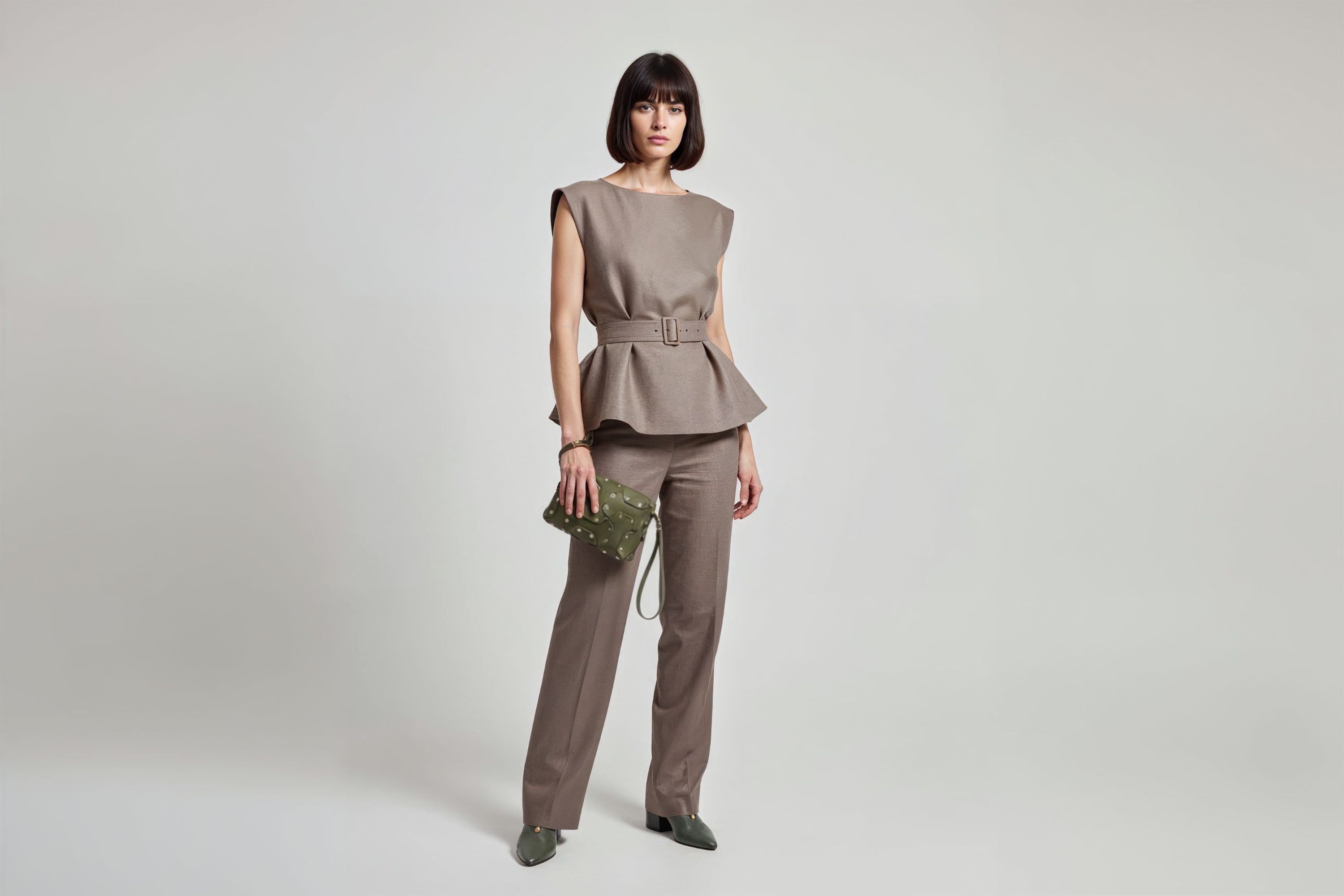 Double Rivet Bag Olive Green Color On A Woman Model Leather Full Grain Vegetable Tanned Leather Modern Minimalist Design Premium Quality Full Brass Clutch Crossbody Shoulder Bag Atelier Madre Manuel Dreesmann Barcelona Spain