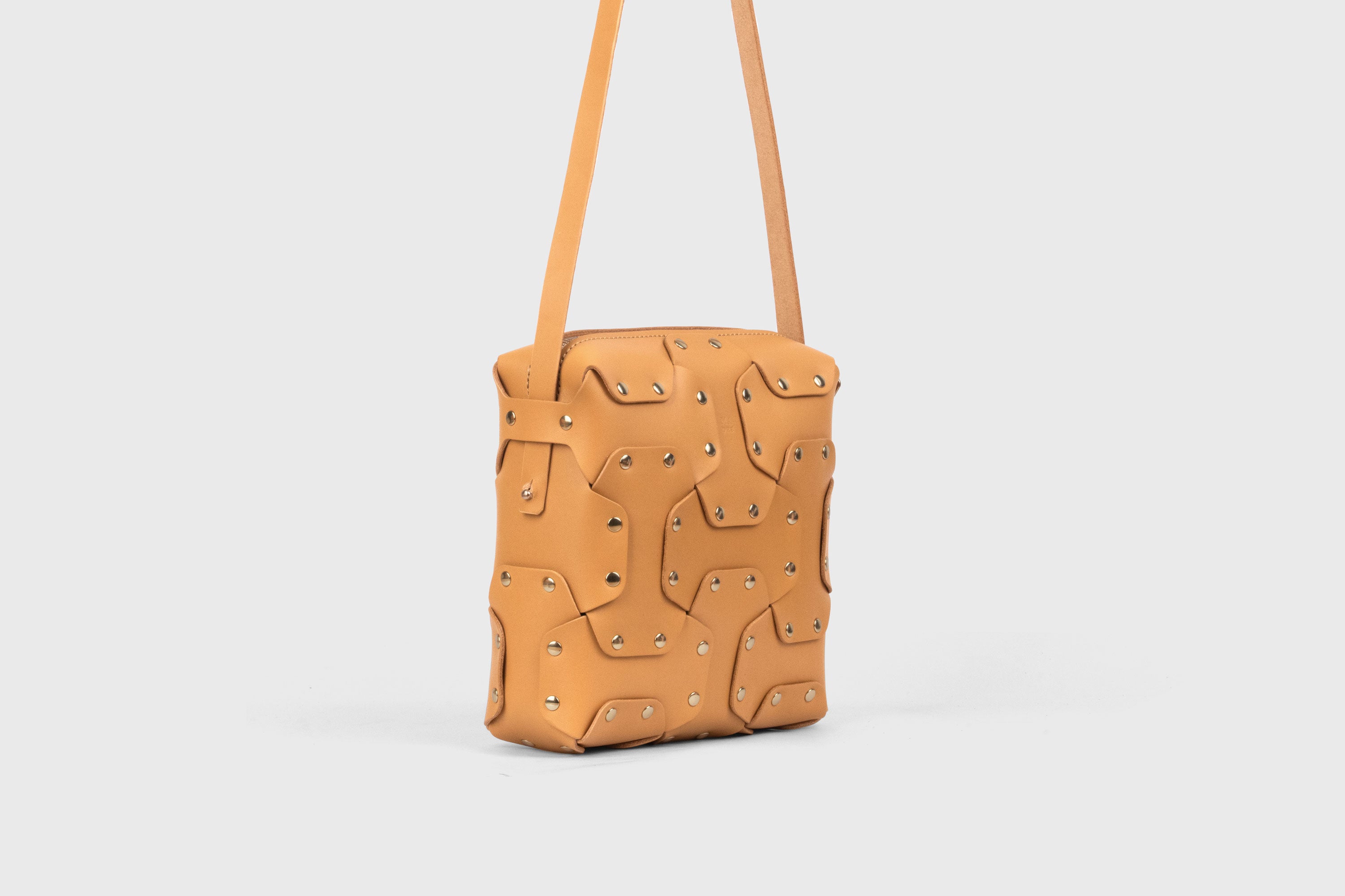 Double Rivet Bag Squared, Brown-Colour, Vegetable-Tanned Leather, Modern Minimal Design. Premium Quality, Atelier Madre, Manuel-Dreesmann, Barcelona