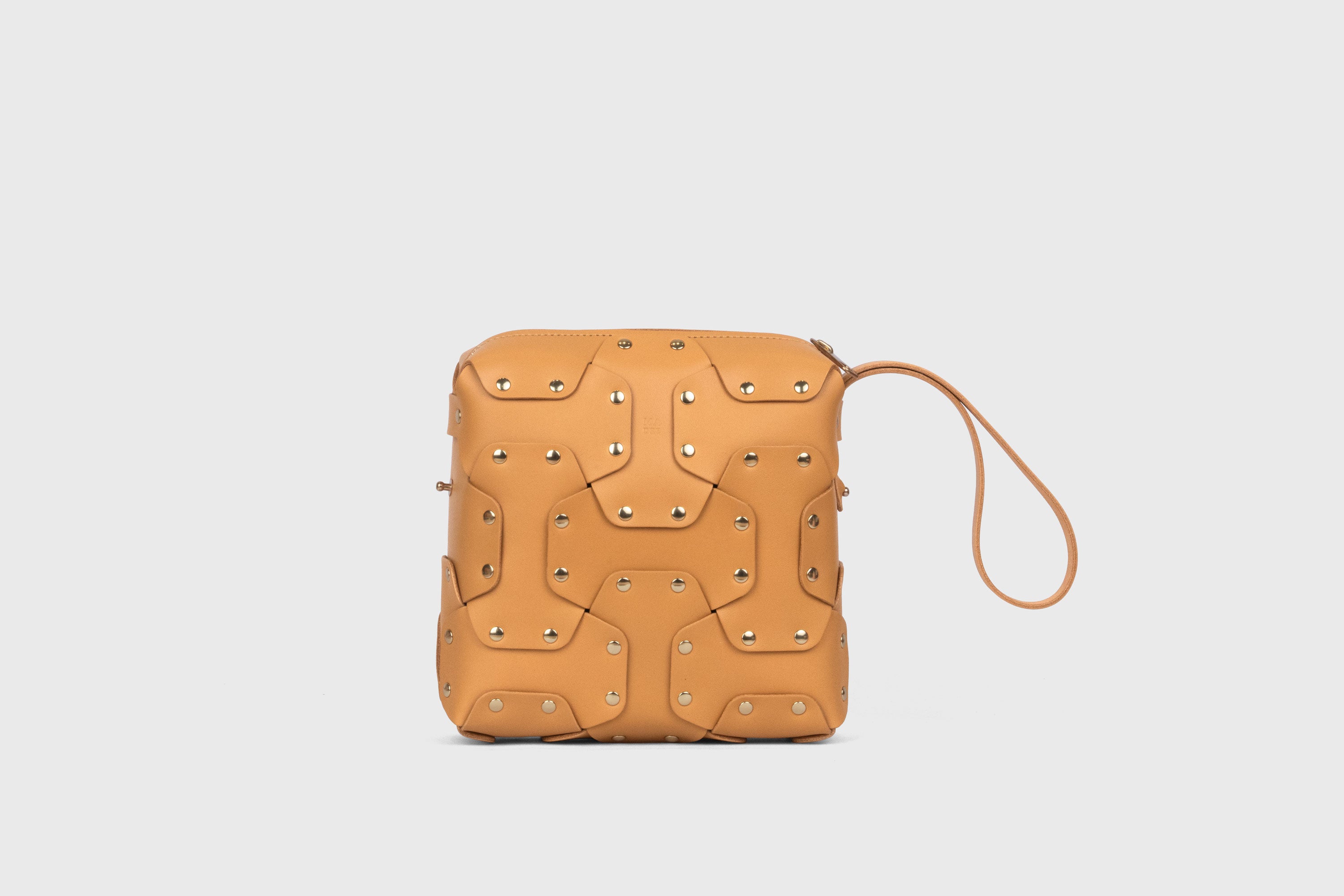 Double Rivet Bag Squared, Brown-Colour, Vegetable-Tanned Leather, Modern Minimal Design. Premium Quality, Atelier Madre, Manuel-Dreesmann, Barcelona