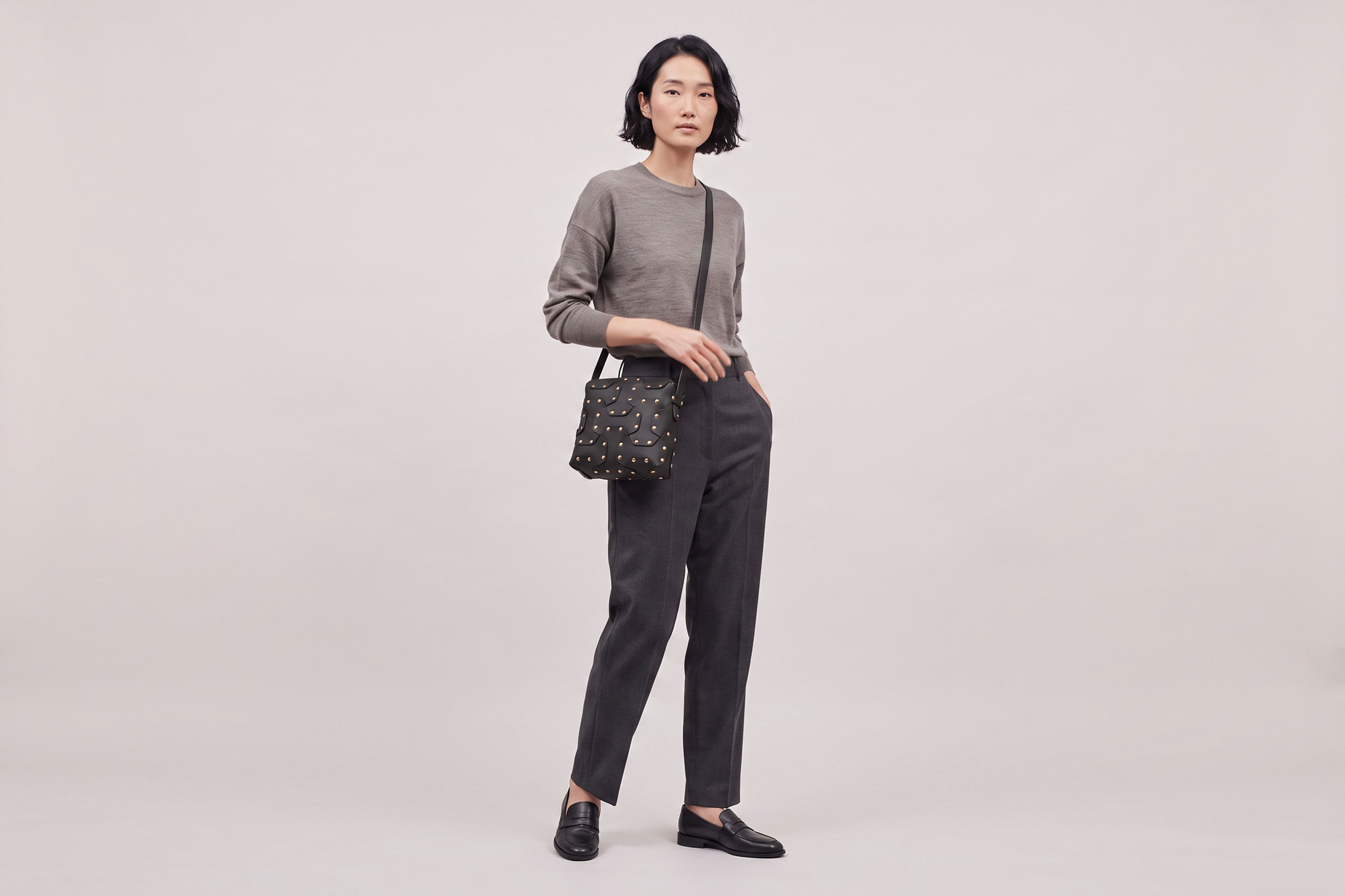 Double Rivet Bag Squared on a model, Black Colour, Vegetable-Tanned Leather, Modern Minimal Design. Premium Quality, Atelier Madre, Manuel-Dreesmann, Barcelona