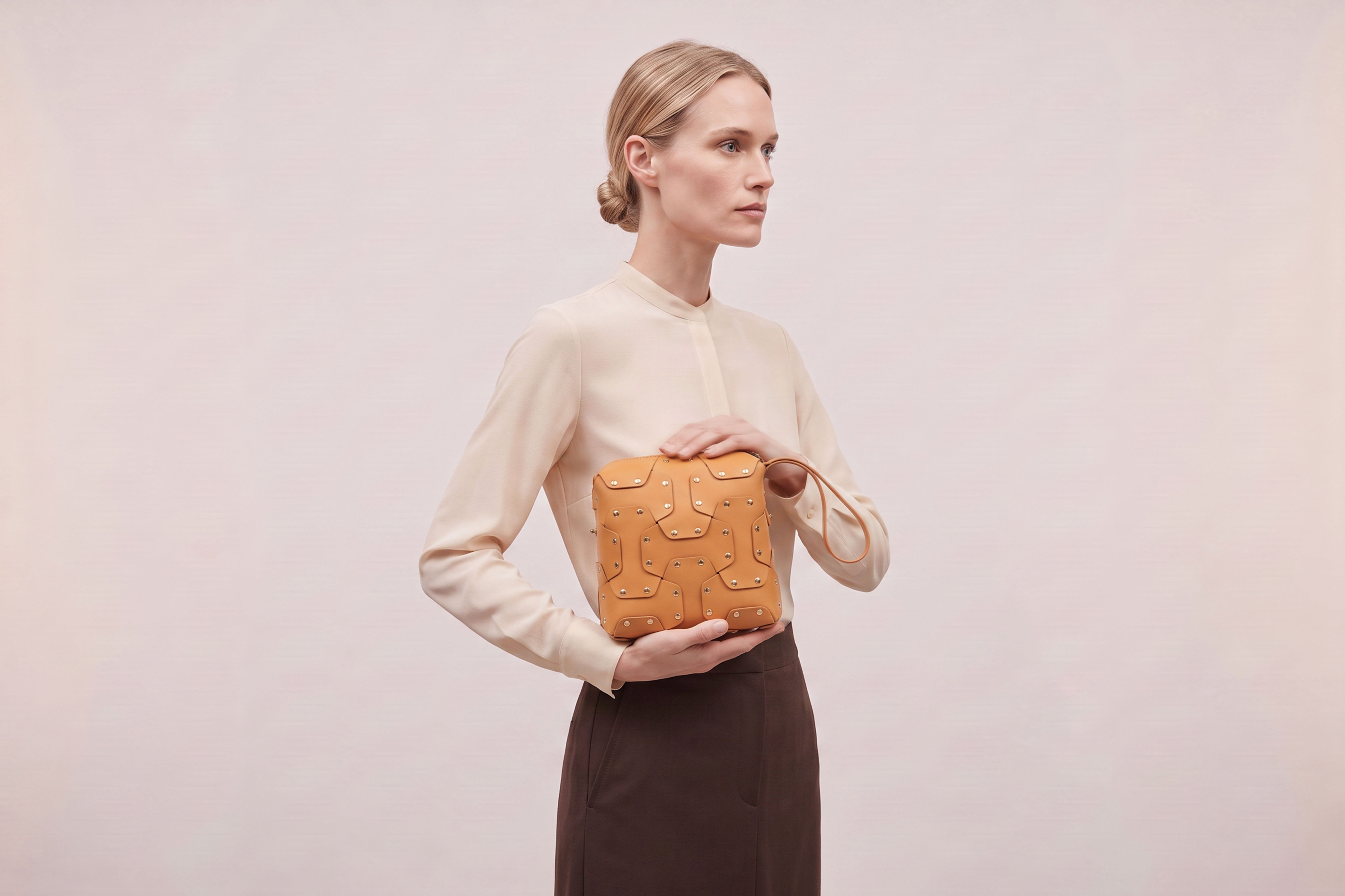 Double Rivet Bag Squared on a model, Black Colour, Vegetable-Tanned Leather, Modern Minimal Design. Premium Quality, Atelier Madre, Manuel-Dreesmann, Barcelona