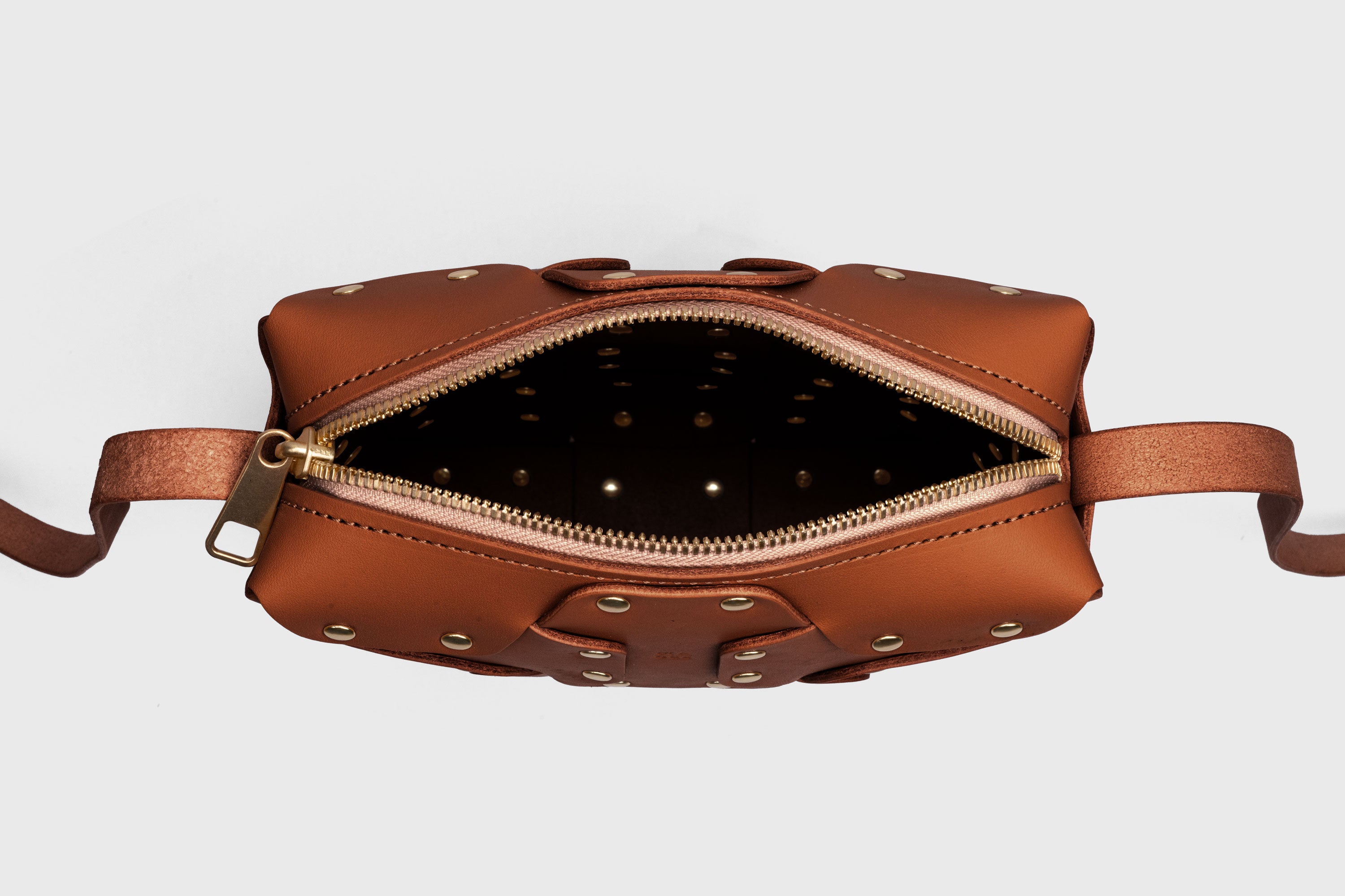 Double Rivet Bag Squared, Dark-Brown Colour, Vegetable-Tanned Leather, Modern Minimal Design. Premium Quality, Atelier Madre, Manuel-Dreesmann, Barcelona