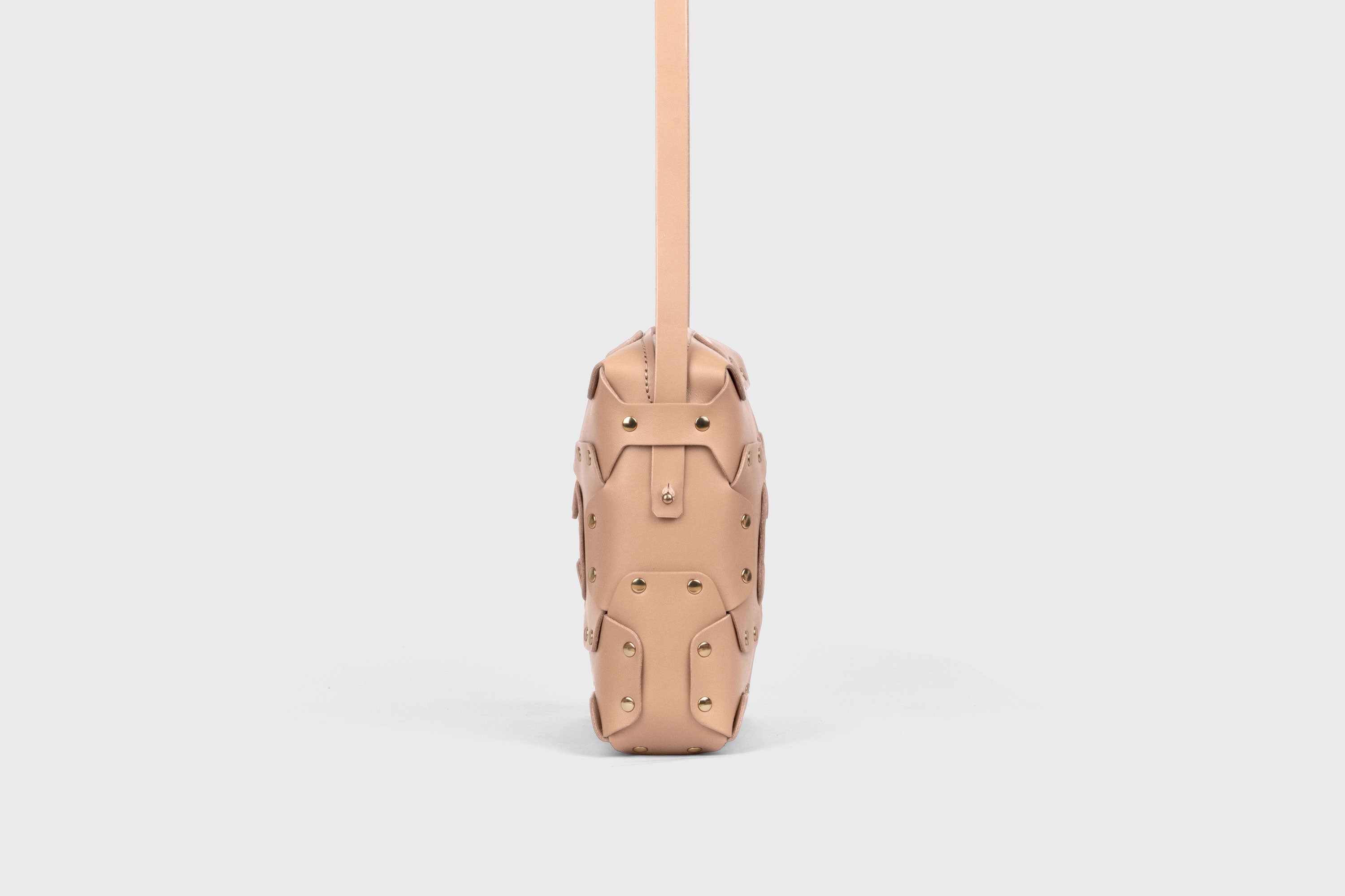 Double Rivet Bag Squared, Natural-Colour, Vegetable-Tanned Leather, Modern Minimal Design. Premium Quality, Atelier Madre, Manuel-Dreesmann, Barcelona