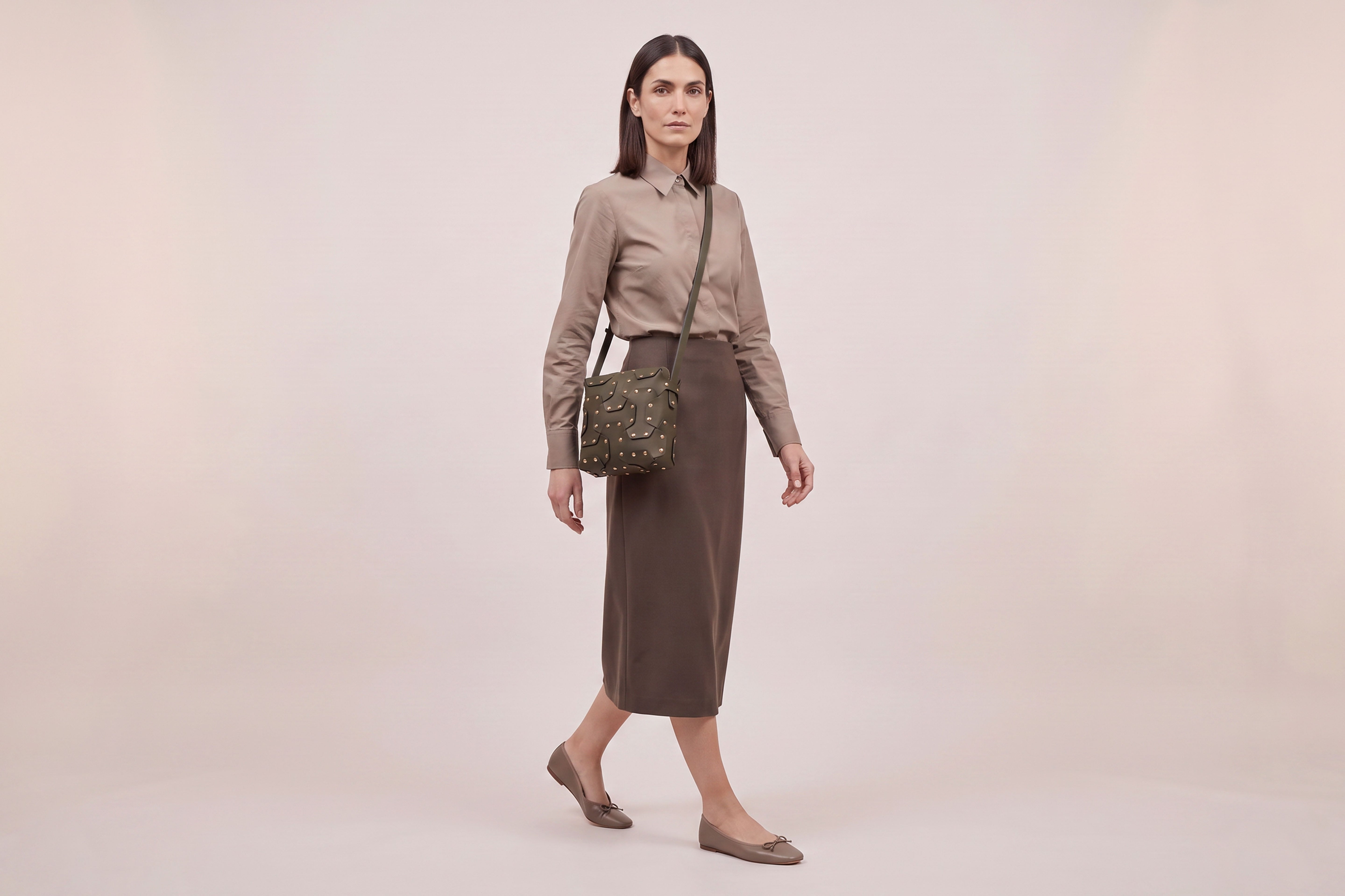 Double Rivet Bag Squared on a model, Olive Green Colour, Vegetable-Tanned Leather, Modern Minimal Design. Premium Quality, Atelier Madre, Manuel-Dreesmann, Barcelona