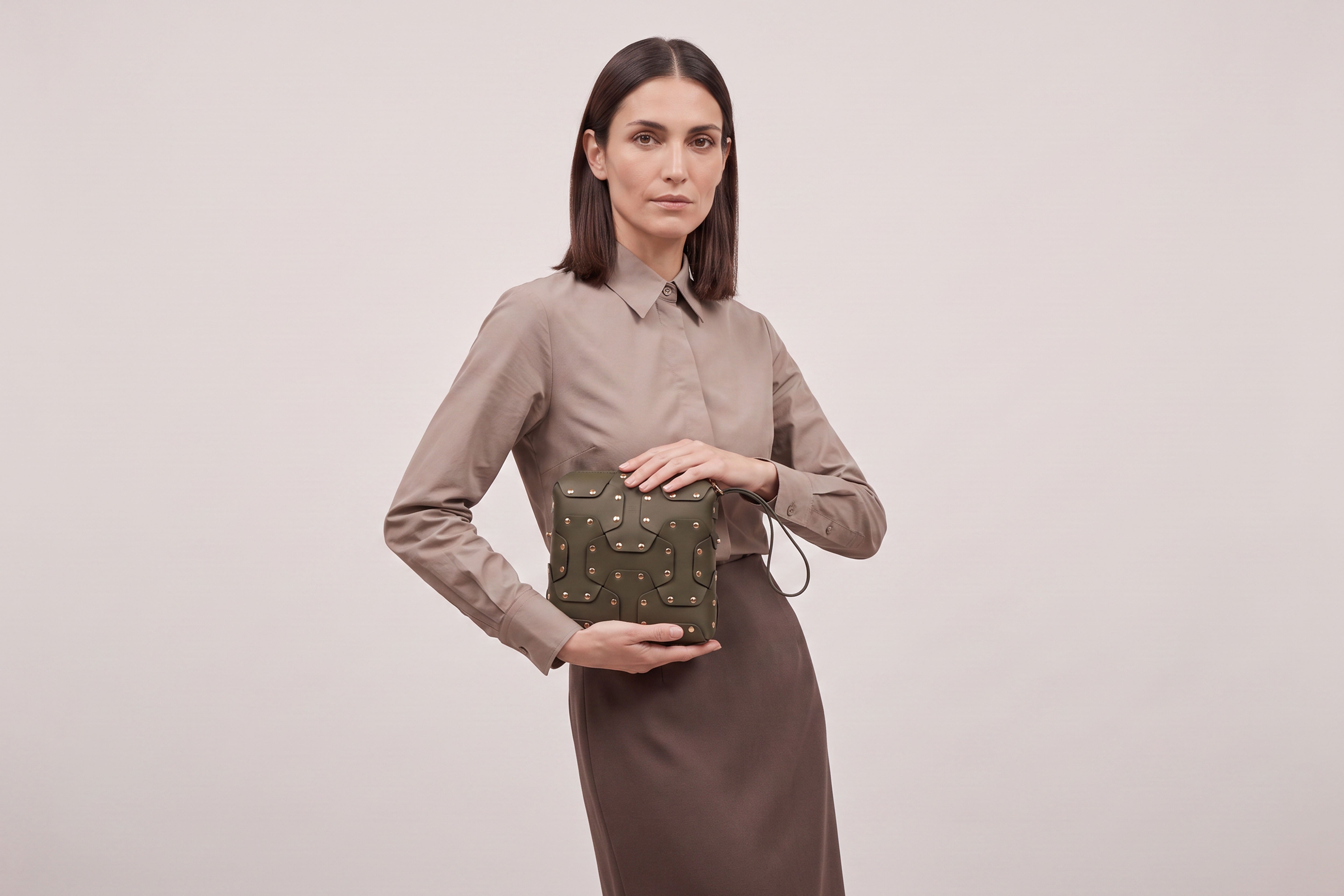 Double Rivet Bag Squared on a model, Natural Colour, Vegetable-Tanned Leather, Modern Minimal Design. Premium Quality, Atelier Madre, Manuel-Dreesmann, Barcelona