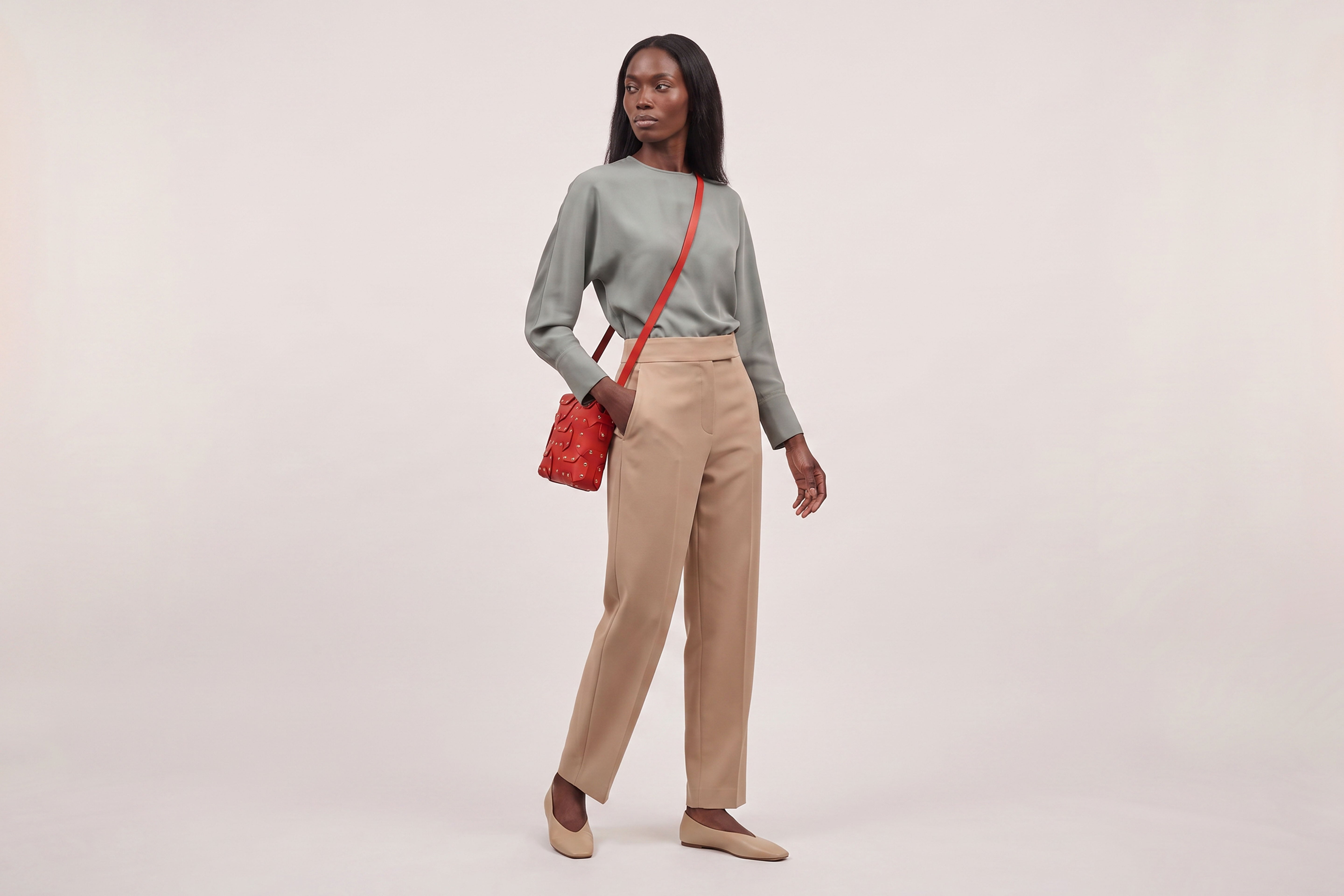 Double Rivet Bag Squared on a model, Red Colour, Vegetable-Tanned Leather, Modern Minimal Design. Premium Quality, Atelier Madre, Manuel-Dreesmann, Barcelona