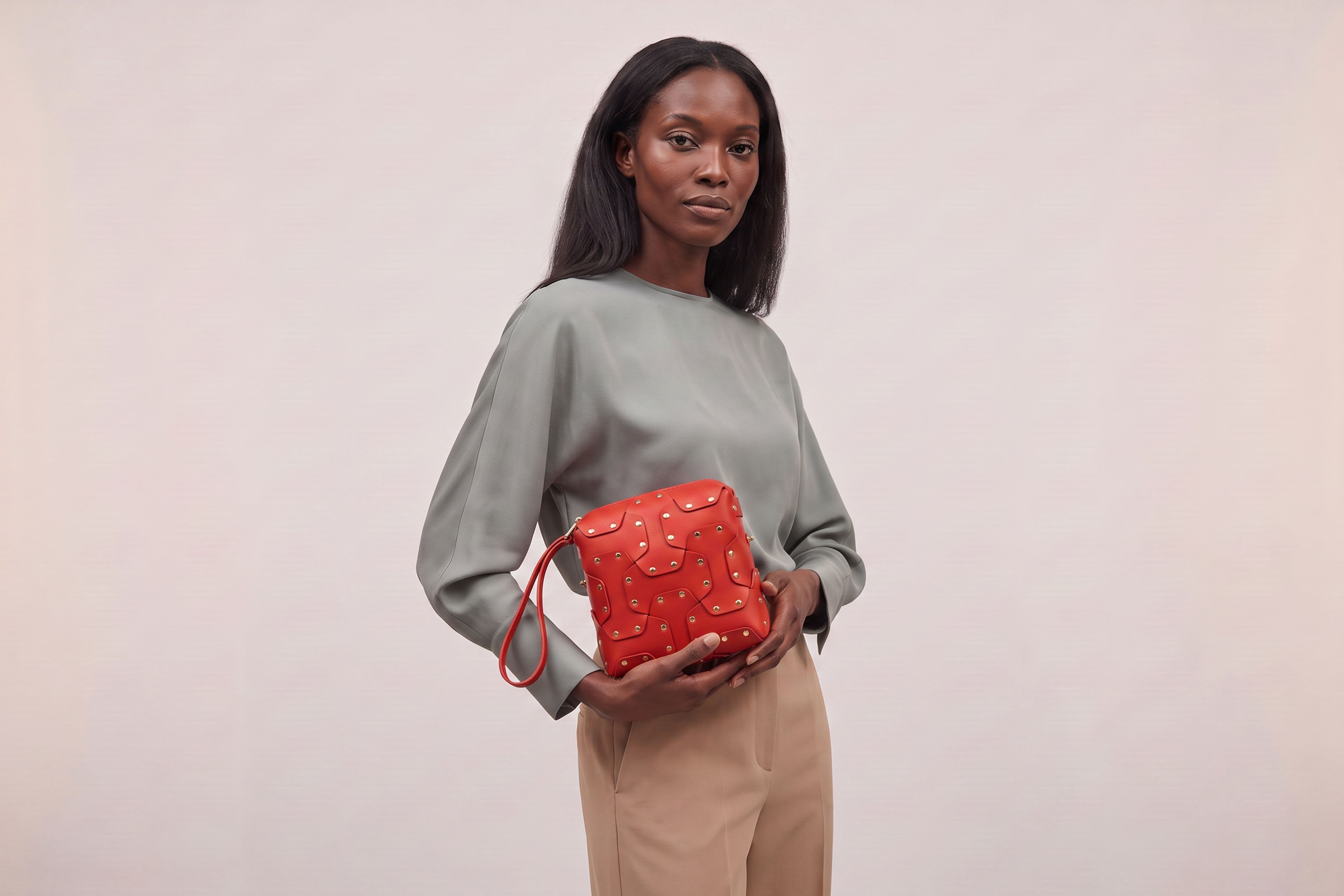 Double Rivet Bag Squared on a model, Red Colour, Vegetable-Tanned Leather, Modern Minimal Design. Premium Quality, Atelier Madre, Manuel-Dreesmann, Barcelona