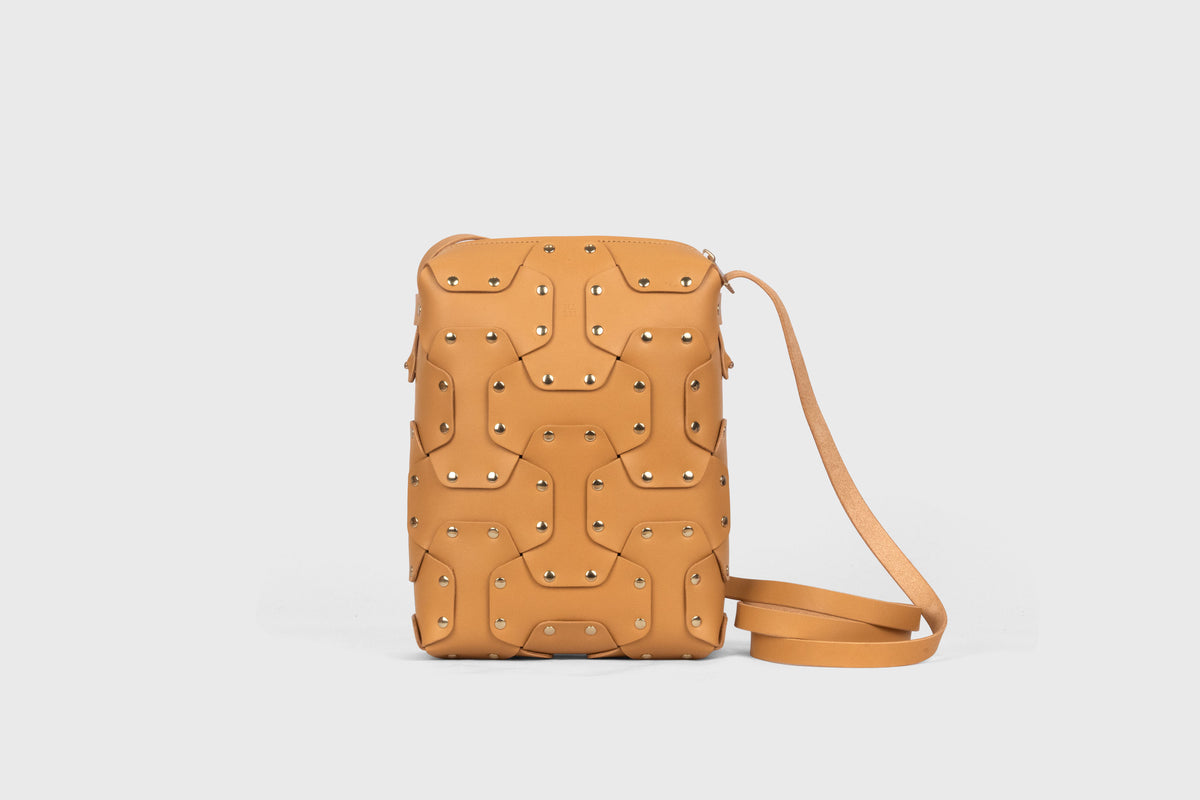 Double Rivet Bag Tall Brown Colour Leather Vegetable Tanned Modern Minimal Design Premium Quality Atelier Madre Manuel Dreesmann Barcelona Spain 1