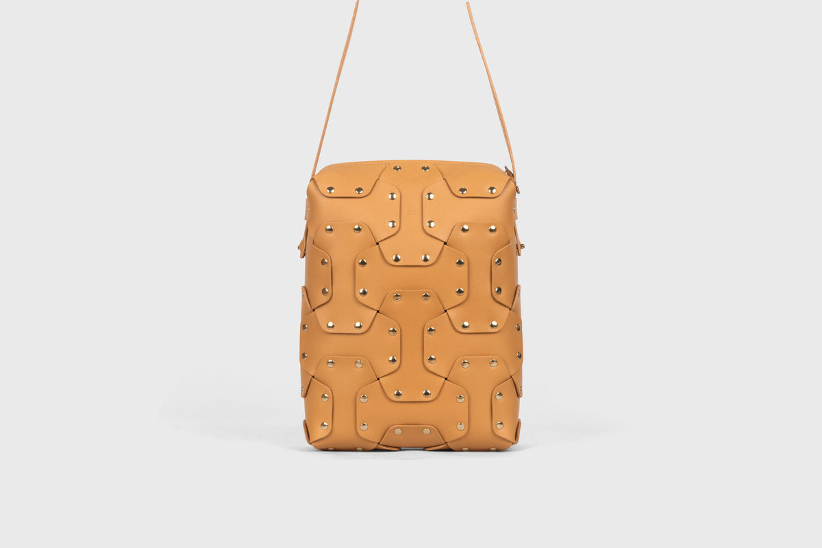 Double Rivet Bag Tall Brown Colour Leather Vegetable Tanned Modern Minimal Design Premium Quality Atelier Madre Manuel Dreesmann Barcelona Spain 2