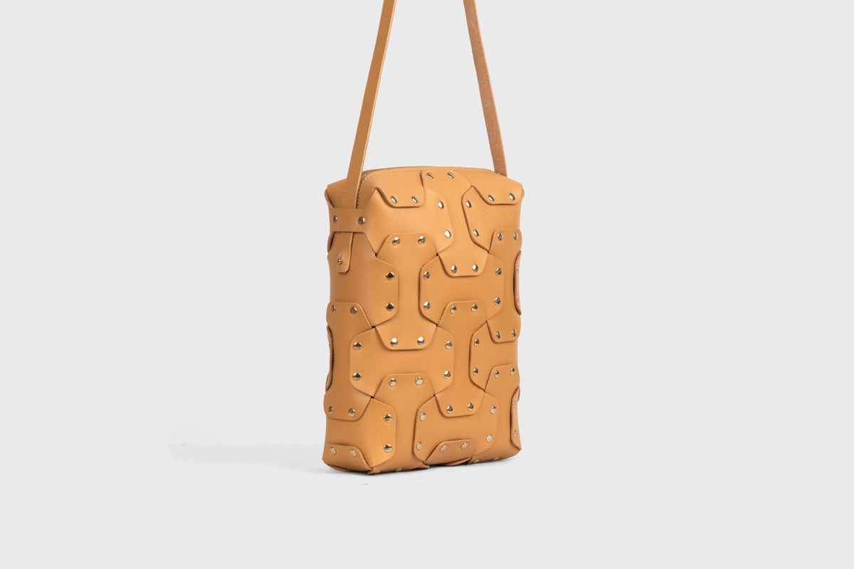 Double Rivet Bag Tall Brown Colour Leather Vegetable Tanned Modern Minimal Design Premium Quality Atelier Madre Manuel Dreesmann Barcelona Spain 3