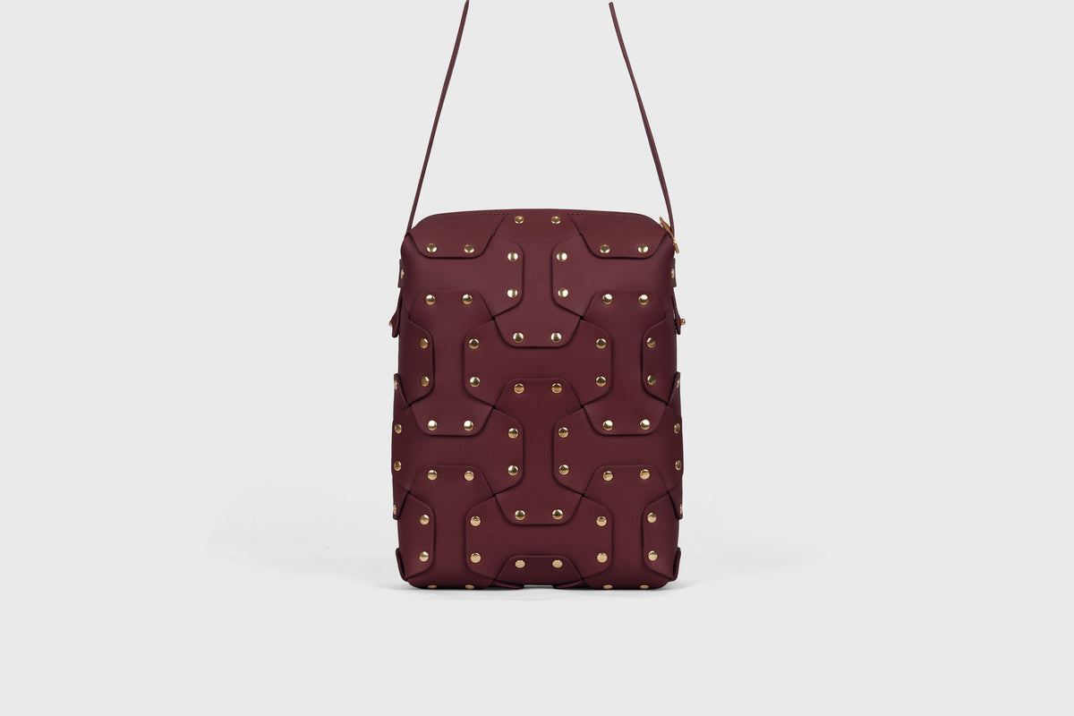 Double Rivet Bag Tall Burgundy Colour Leather Vegetable Tanned Modern Minimal Design Premium Quality Atelier Madre Manuel Dreesmann Barcelona Spain 2