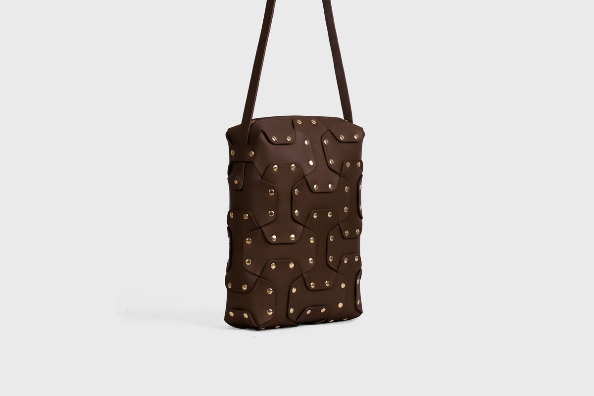 Double Rivet Bag Tall Chocolate Brown Colour Leather Vegetable Tanned Modern Minimal Design Premium Quality Atelier Madre Manuel Dreesmann Barcelona Spain 3
