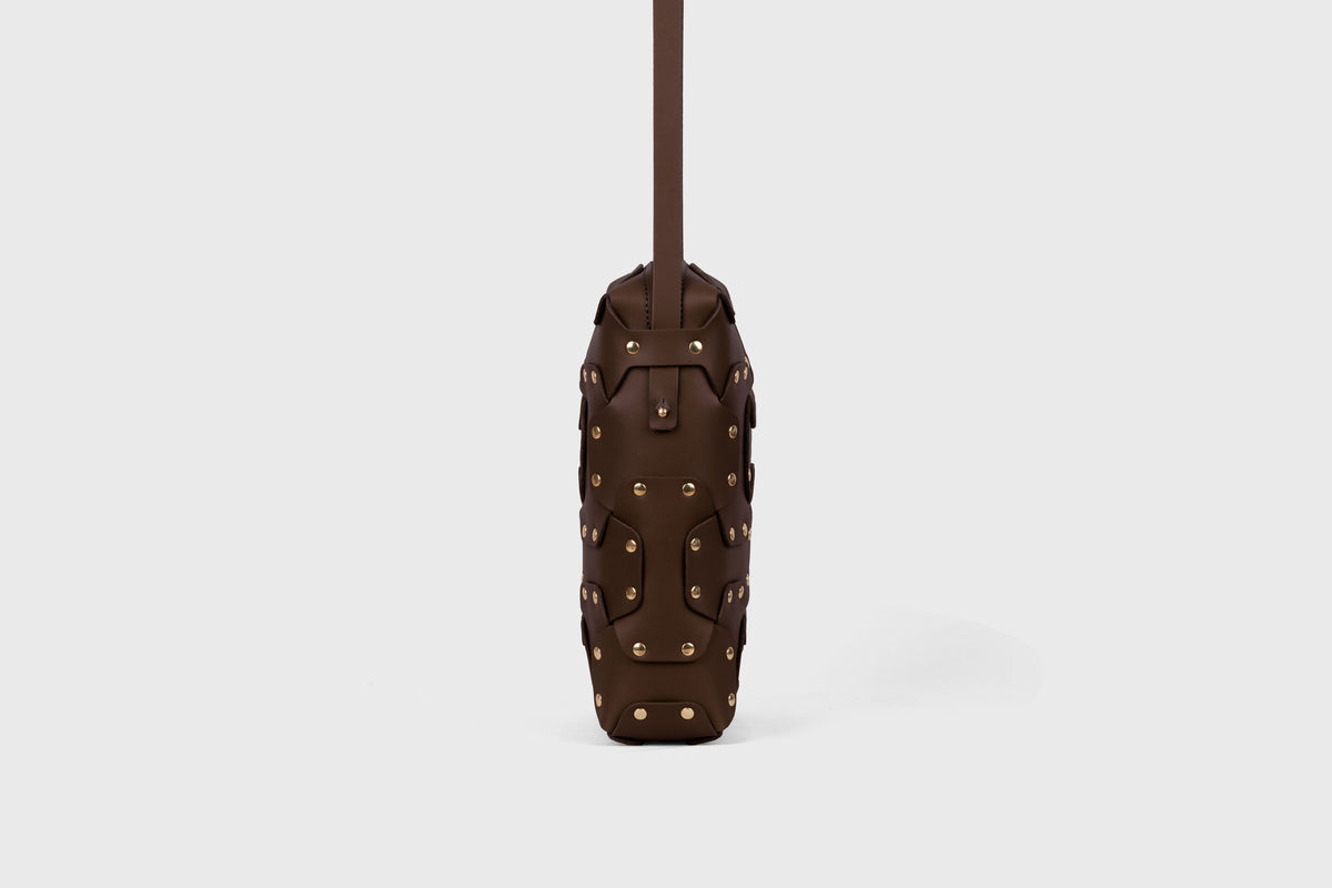 Double Rivet Bag Tall Chocolate Brown Colour Leather Vegetable Tanned Modern Minimal Design Premium Quality Atelier Madre Manuel Dreesmann Barcelona Spain 4