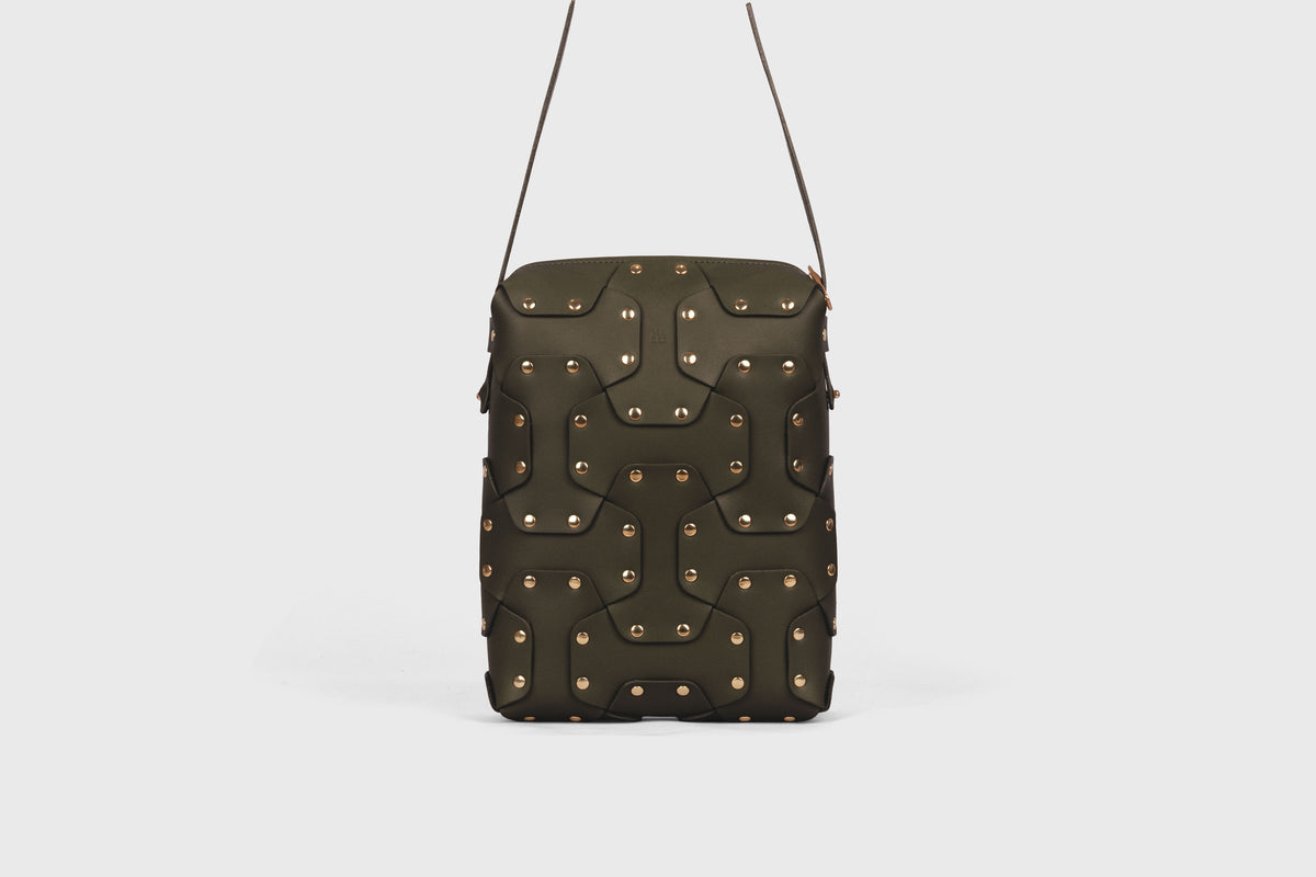 Double Rivet Bag Tall Olive Green Colour Leather Vegetable Tanned Modern Minimal Design Premium Quality Atelier Madre Manuel Dreesmann Barcelona Spain 2