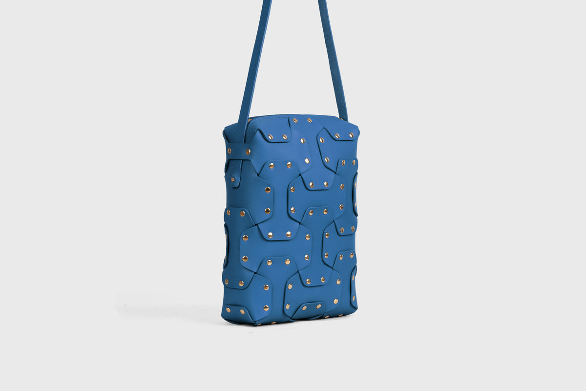 Double Rivet Bag Tall Royal Blue Colour Leather Vegetable Tanned Modern Minimal Design Premium Quality Atelier Madre Manuel Dreesmann Barcelona Spain 3