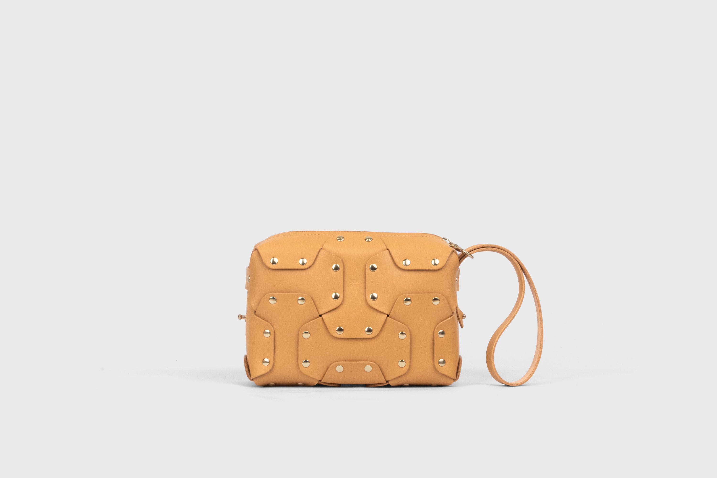 Double Rivet Bag Brown Color Full Grain Vegetable Tanned Leather Modern Minimalist Design Premium Quality Full Brass Clutch Crossbody Shoulder Bag ,Atelier Madre, Manuel Dreesmann Barcelona Spain