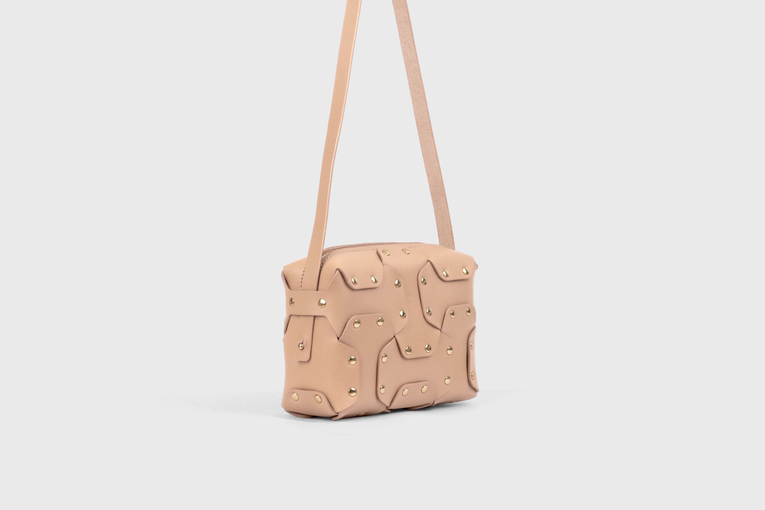 Double Rivet Bag, Natural Color, Leather Full Grain Vegetable Tanned Leather Modern Minimalist Design Premium Quality Full Brass Clutch Crossbody Shoulder Bag from Atelier Madre, Manuel Dreesmann Barcelona Spain
