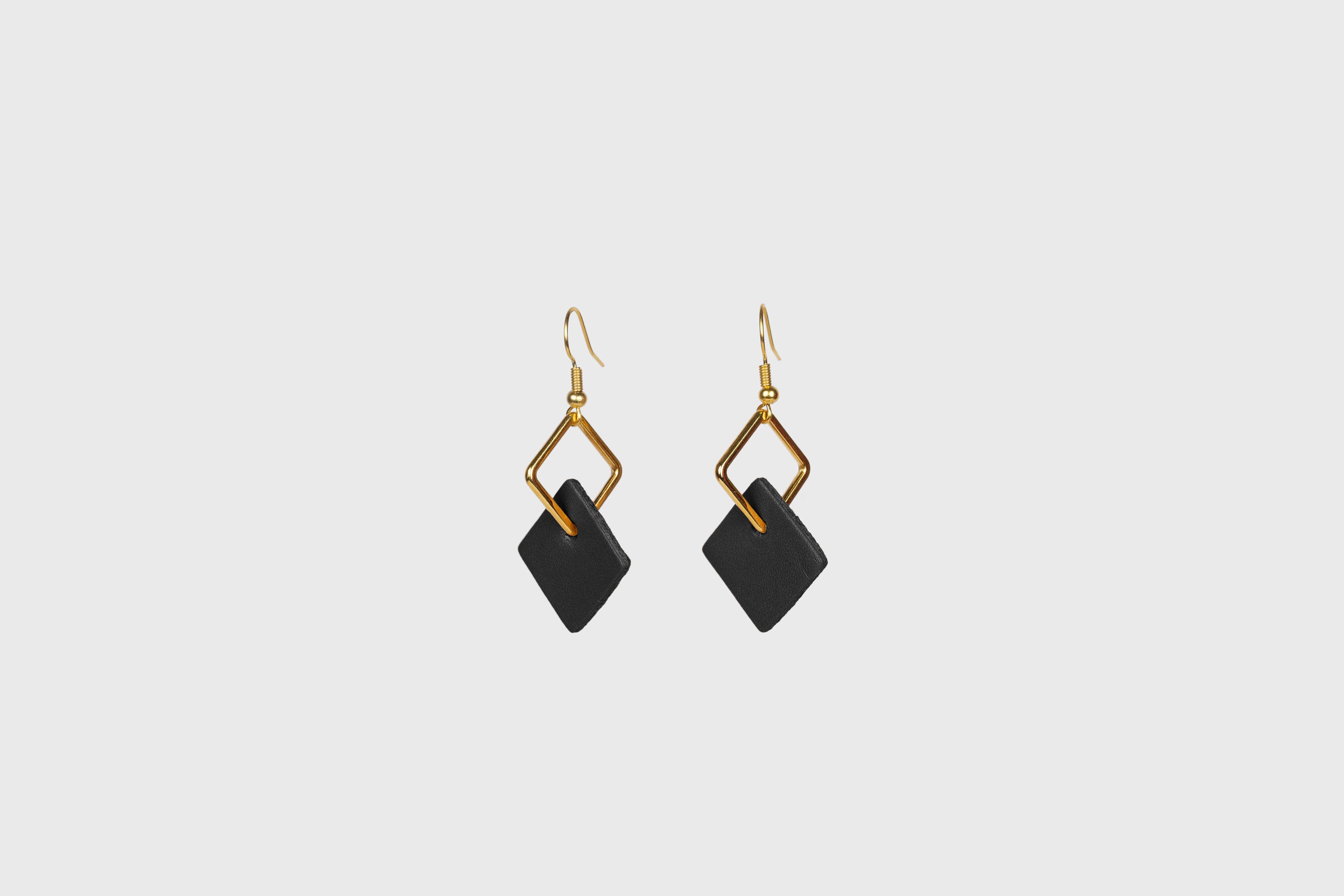 Earrings Chloe In Black Color In Vegetable Tanned Leather Minimalistic Design Atelier Manuel Dreesmann Barcelona Spain