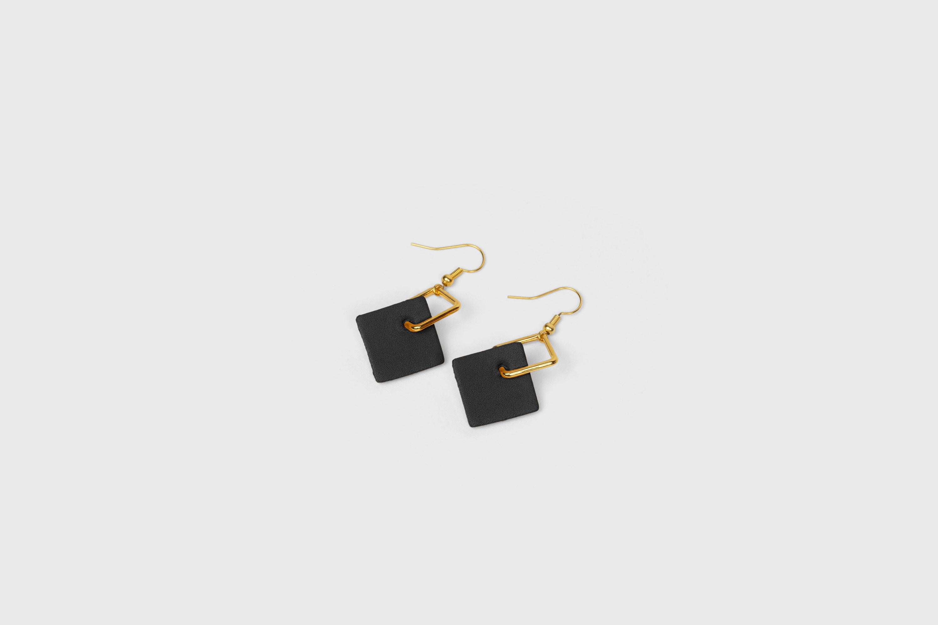 Earrings Chloe In Black Color In Vegetable Tanned Leather Minimalistic Design Atelier Manuel Dreesmann Barcelona Spain