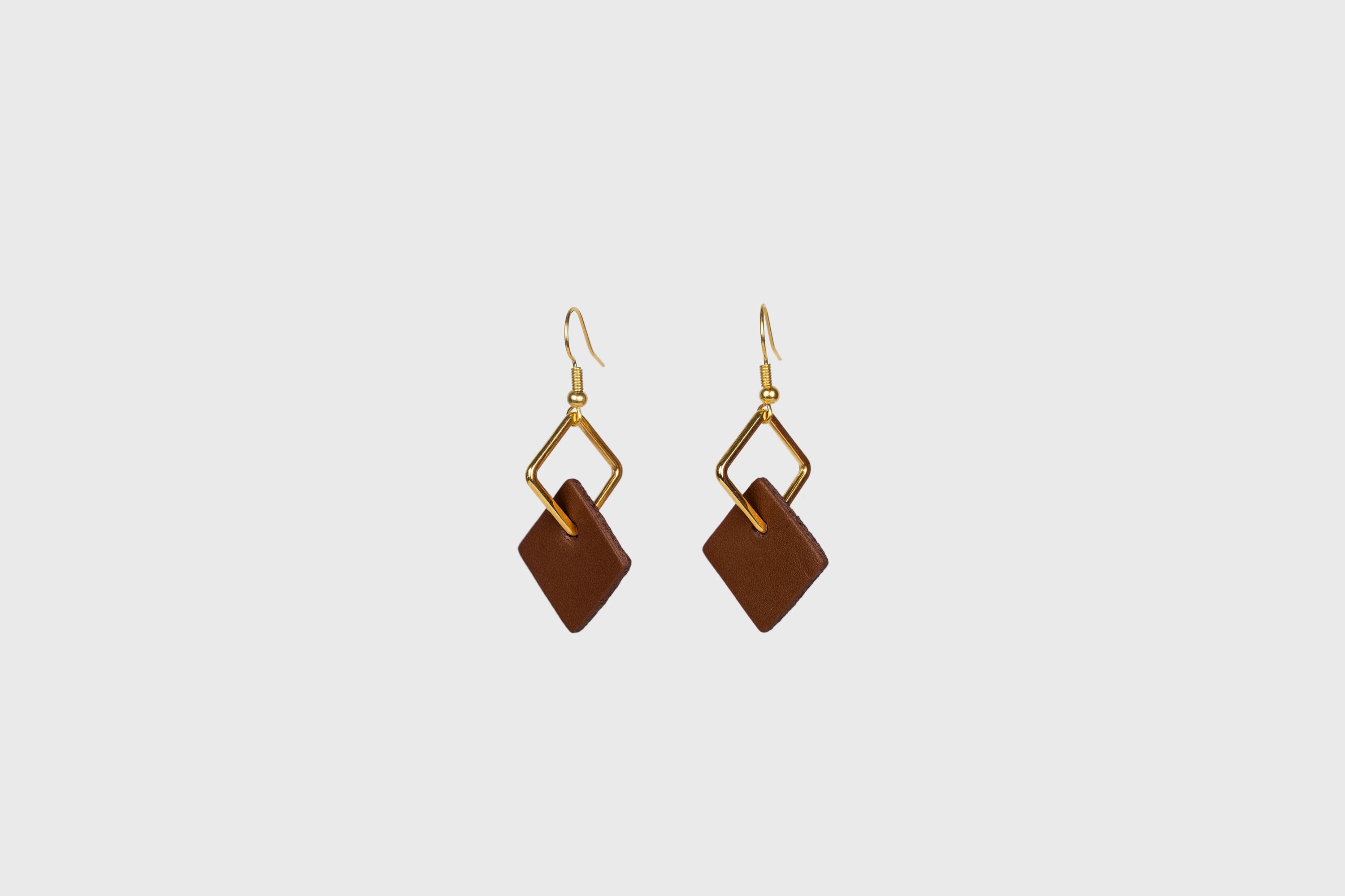 Earrings Chloe In Dark Brown Color In Vegetable Tanned Leather Minimalistic Design Atelier Manuel Dreesmann Barcelona Spain