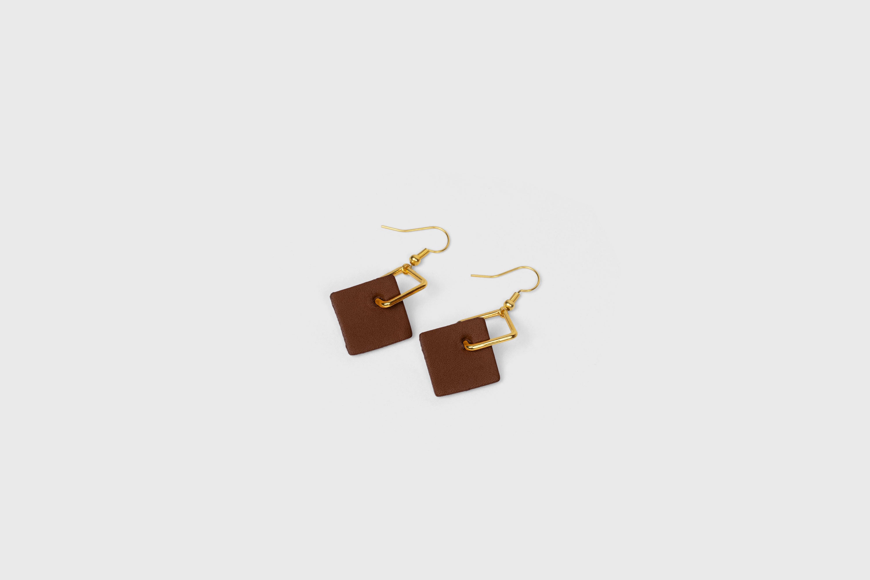 Earrings Chloe In Dark Brown Color In Vegetable Tanned Leather Minimalistic Design Atelier Manuel Dreesmann Barcelona Spain