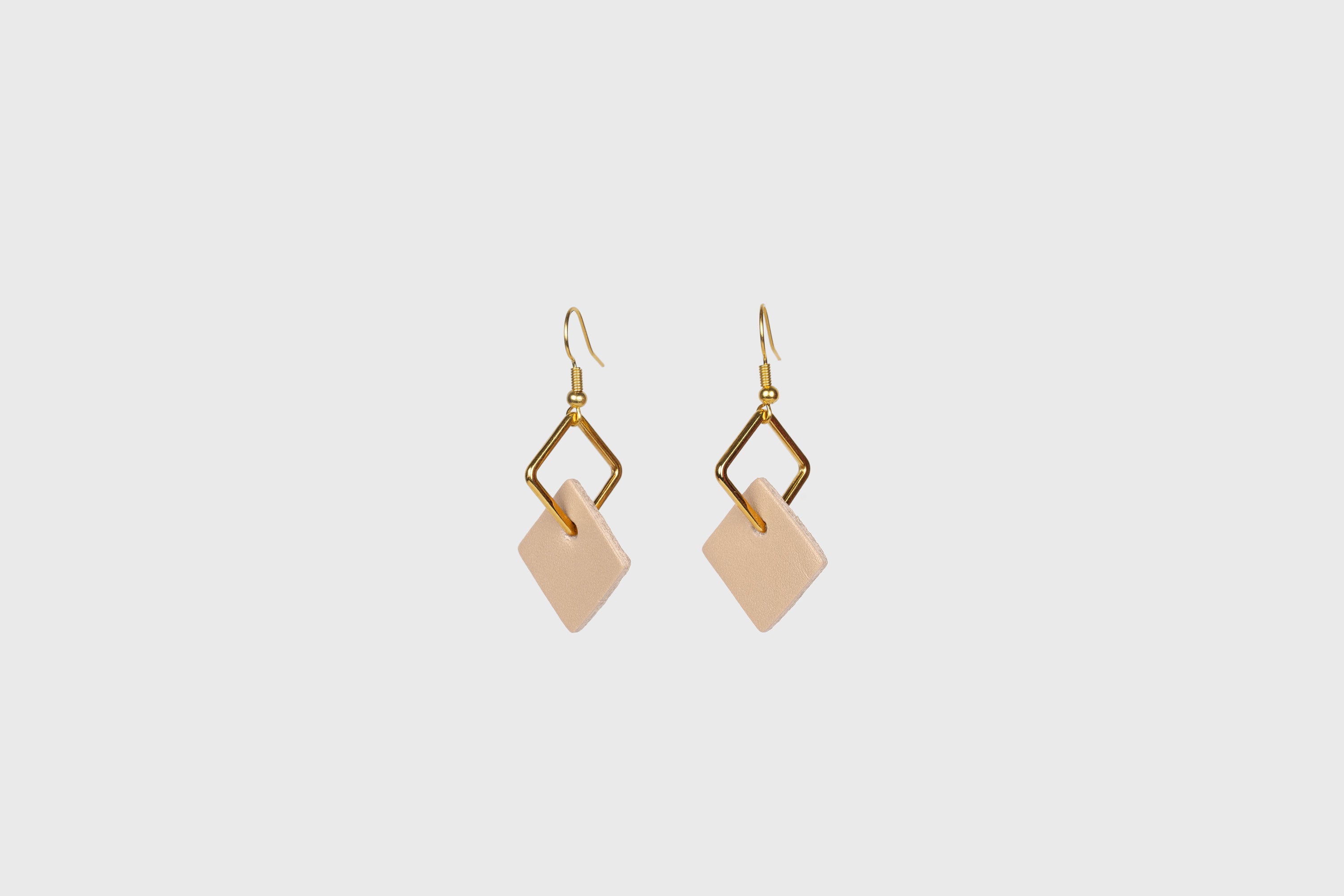 Earrings Chloe In Natural Color In Vegetable Tanned Leather Minimalistic Design Atelier Manuel Dreesmann Barcelona Spain