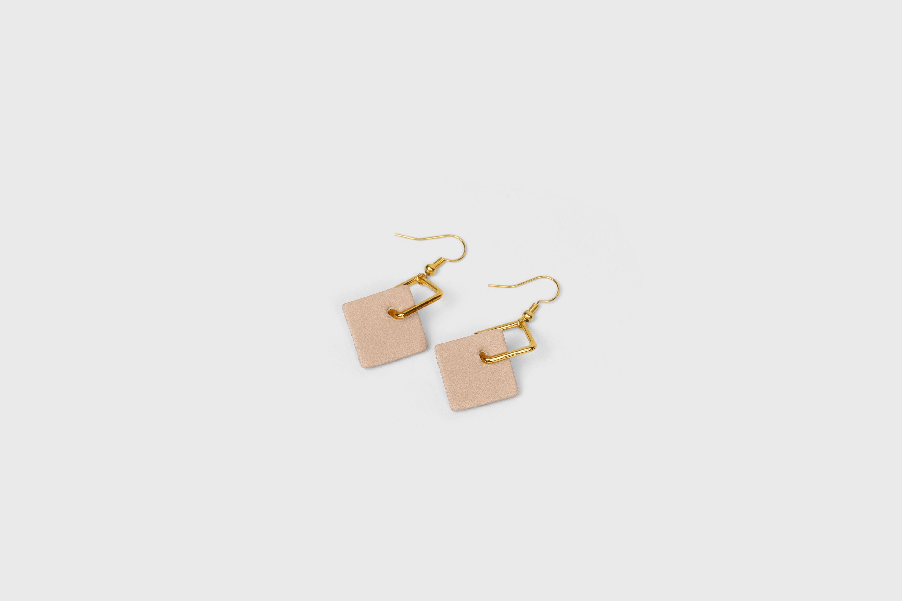 Earrings Chloe In Natural Color In Vegetable Tanned Leather Minimalistic Design Atelier Manuel Dreesmann Barcelona Spain