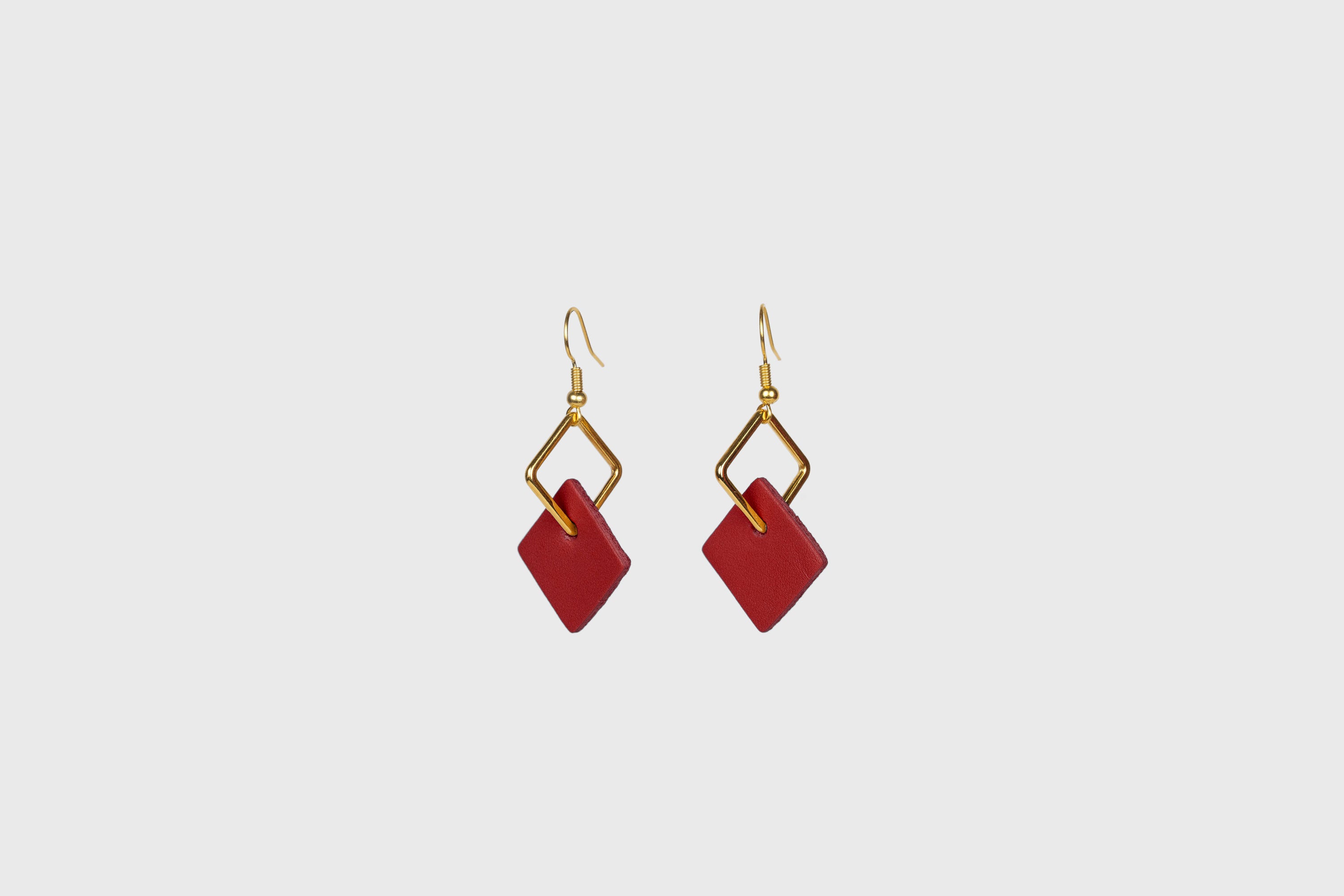 Earrings Chloe In Red Color In Vegetable Tanned Leather Minimalistic Design Atelier Manuel Dreesmann Barcelona Spain