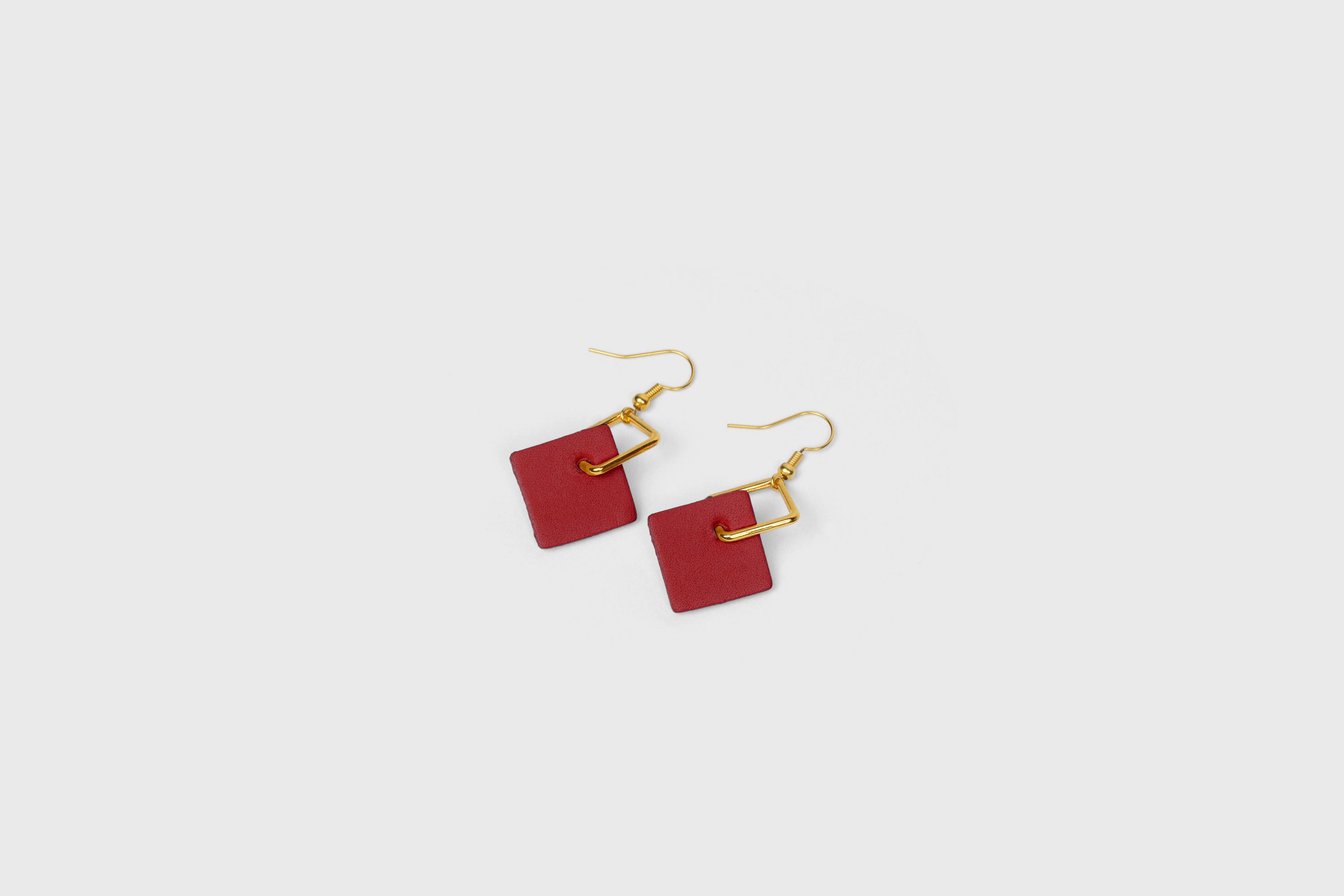 Earrings Chloe In Red Color In Vegetable Tanned Leather Minimalistic Design Atelier Manuel Dreesmann Barcelona Spain
