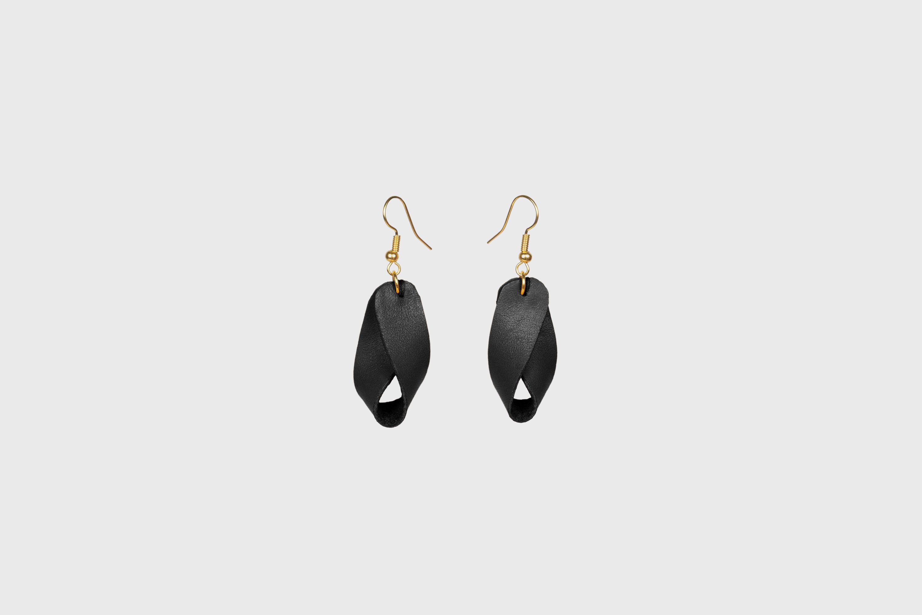Earrings Debi In Black Color In Vegetable Tanned Leather Minimalistic Design Atelier Madre Manuel Dreesmann Barcelona Spain