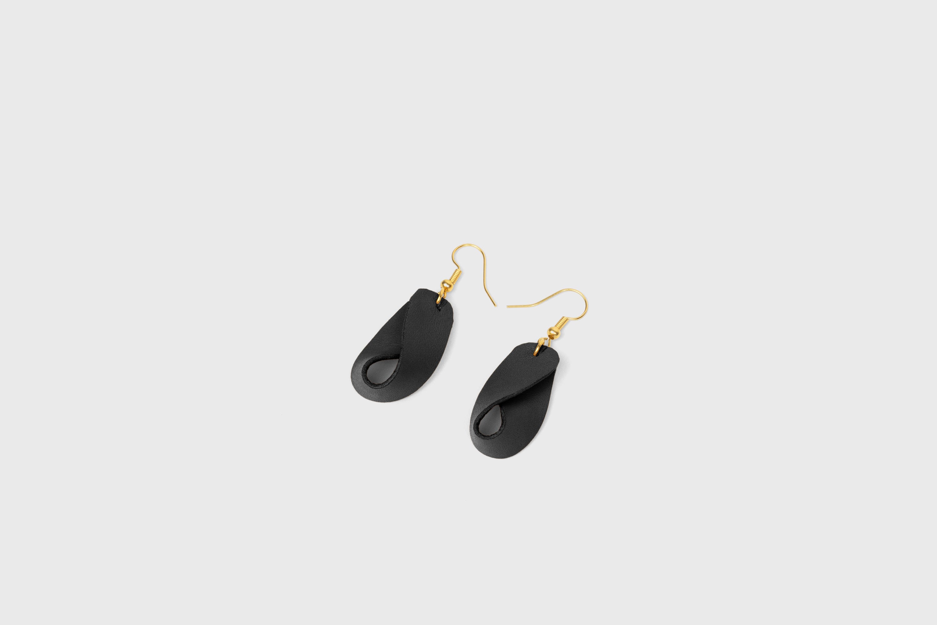 Earrings Debi In Black Color In Vegetable Tanned Leather Minimalistic Design Atelier Madre Manuel Dreesmann Barcelona Spain