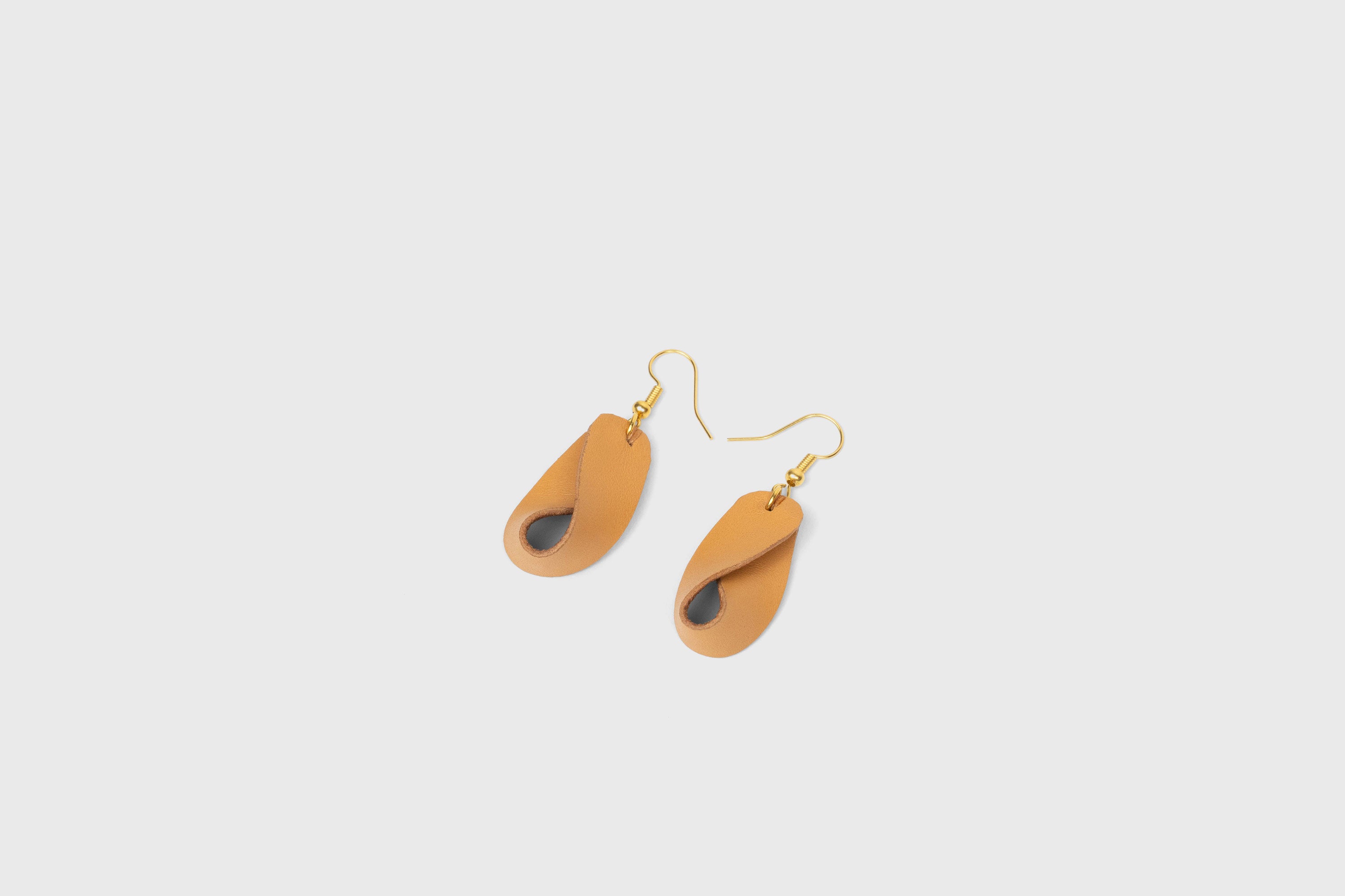 Earrings Debi In Brown Color In Vegetable Tanned Leather Minimalistic Design Atelier Madre Manuel Dreesmann Barcelona Spain