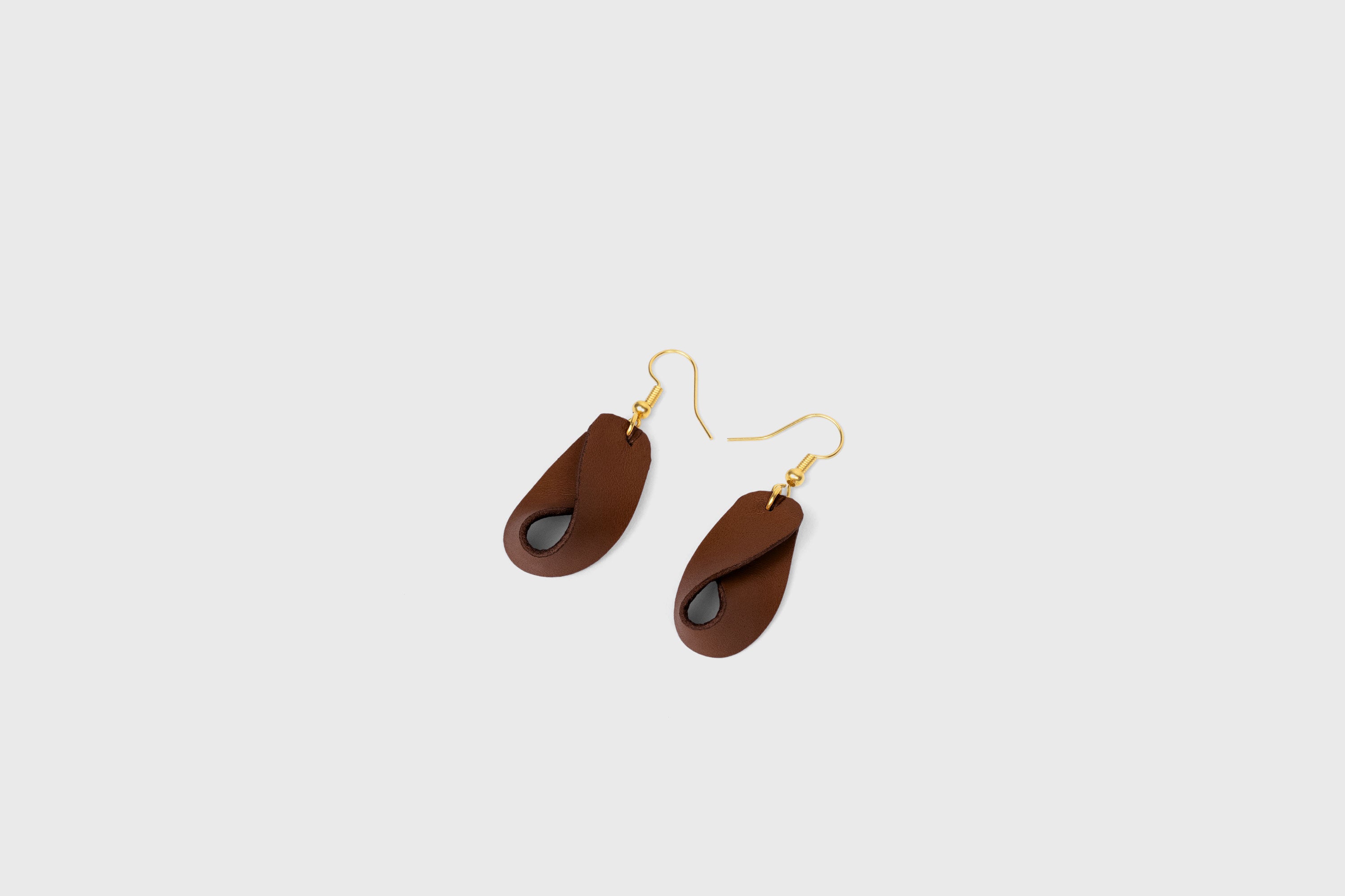 Earrings Debi In Dark Brown Color In Vegetable Tanned Leather Minimalistic Design Atelier Madre Manuel Dreesmann Barcelona Spain
