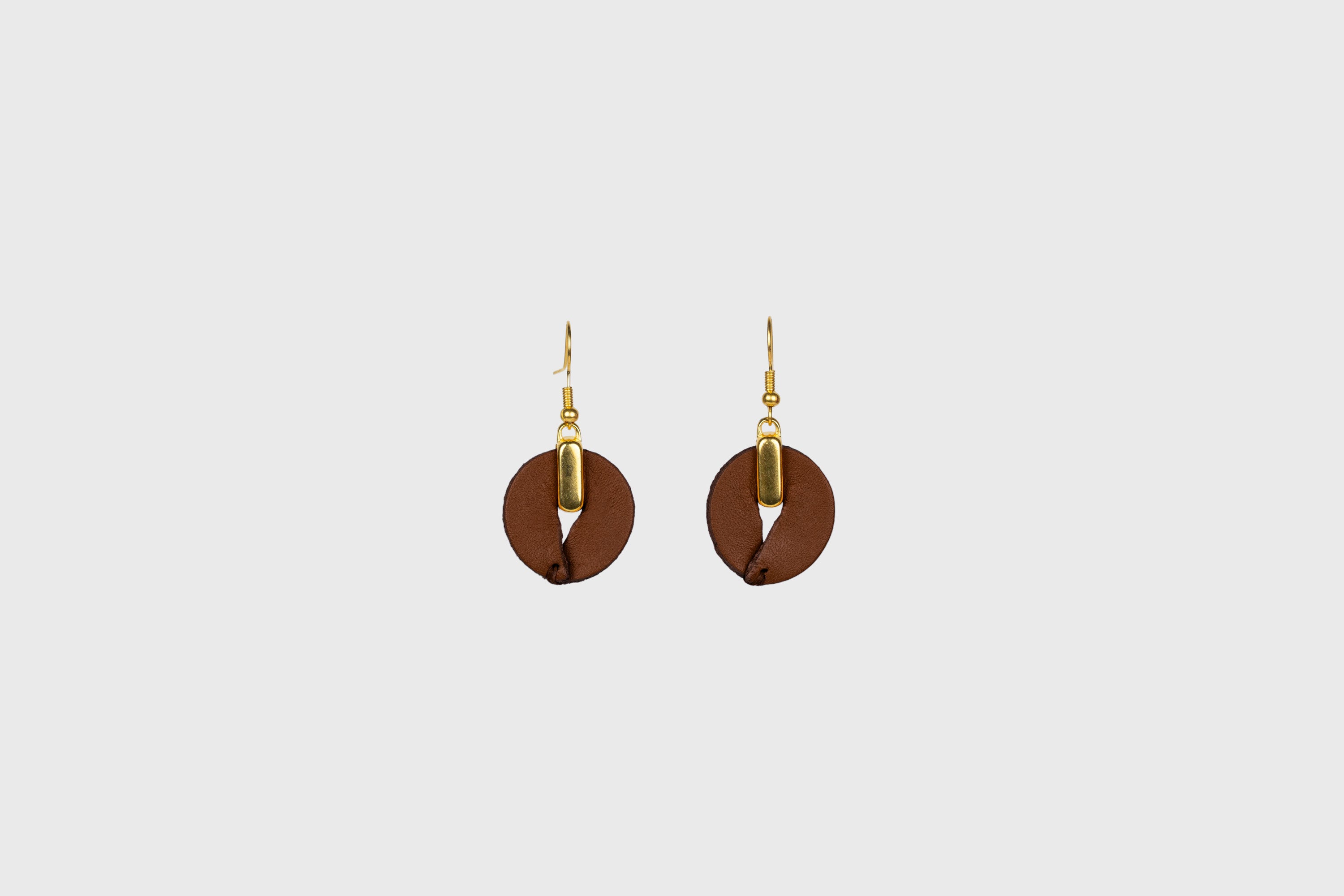 Olivia Earrings in Dark Brown Color Vegetable Tanned Leather Minimalistic Design Atelier Madre Manuel Dreesmann Barcelona Spain