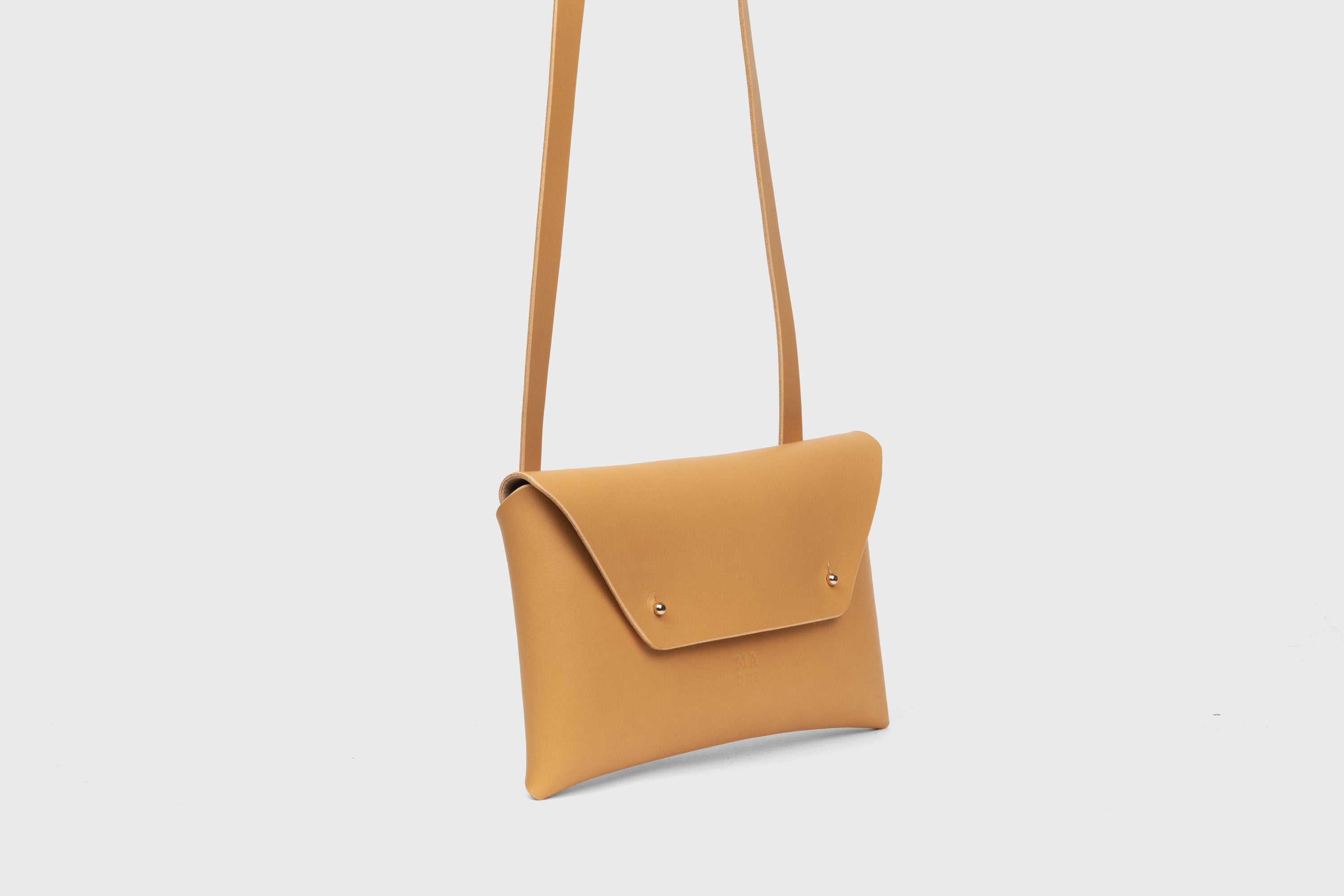 Envelope Bag With a Strap In Brown Color Vegetable Tanned Leather Minimalistic Design Atelier Madre Manuel Dreesmann Barcelona Spain