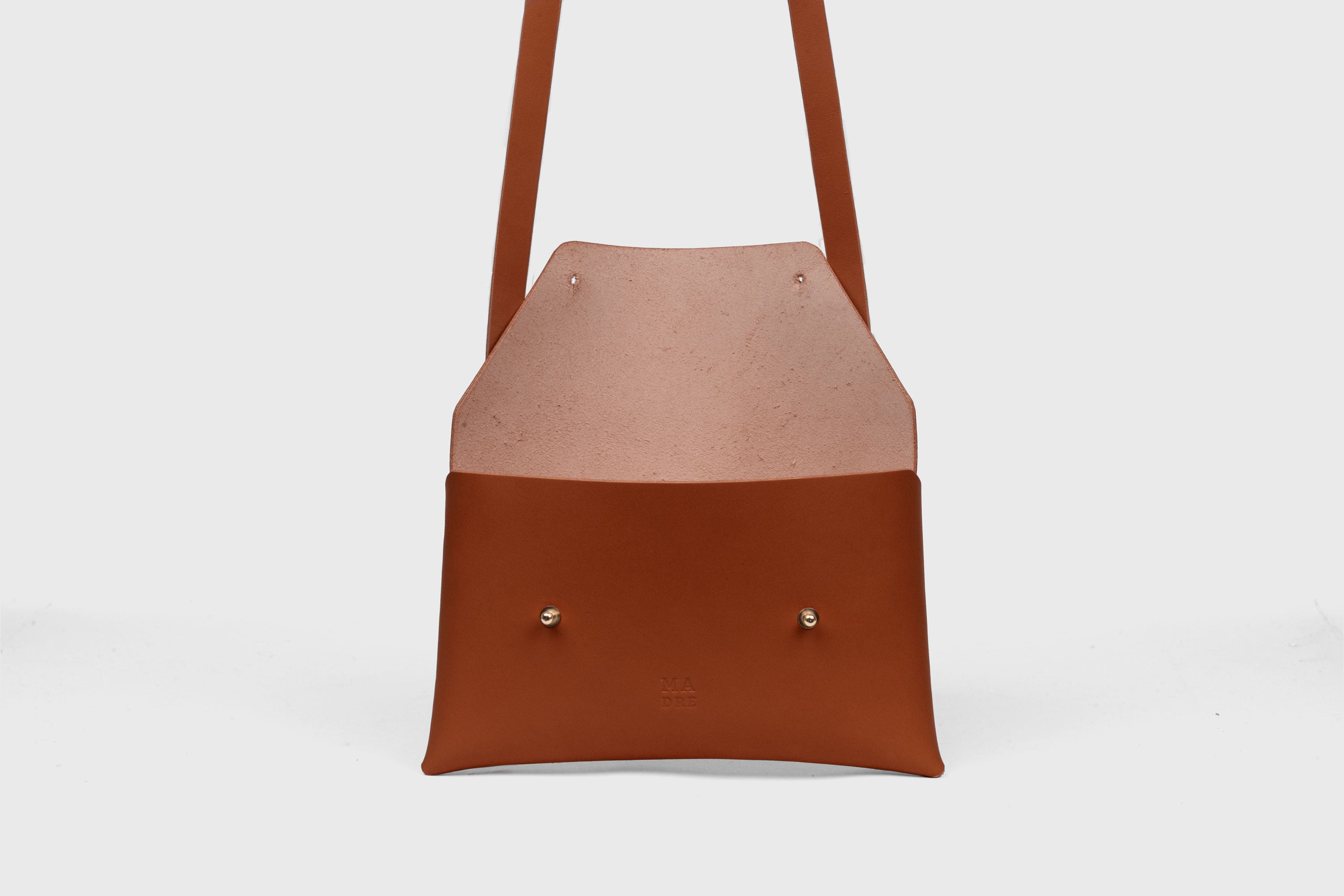 Envelope Bag With a Strap In Dark Brown Color Vegetable Tanned Leather Minimalistic Design Atelier Madre Manuel Dreesmann Barcelona Spain
