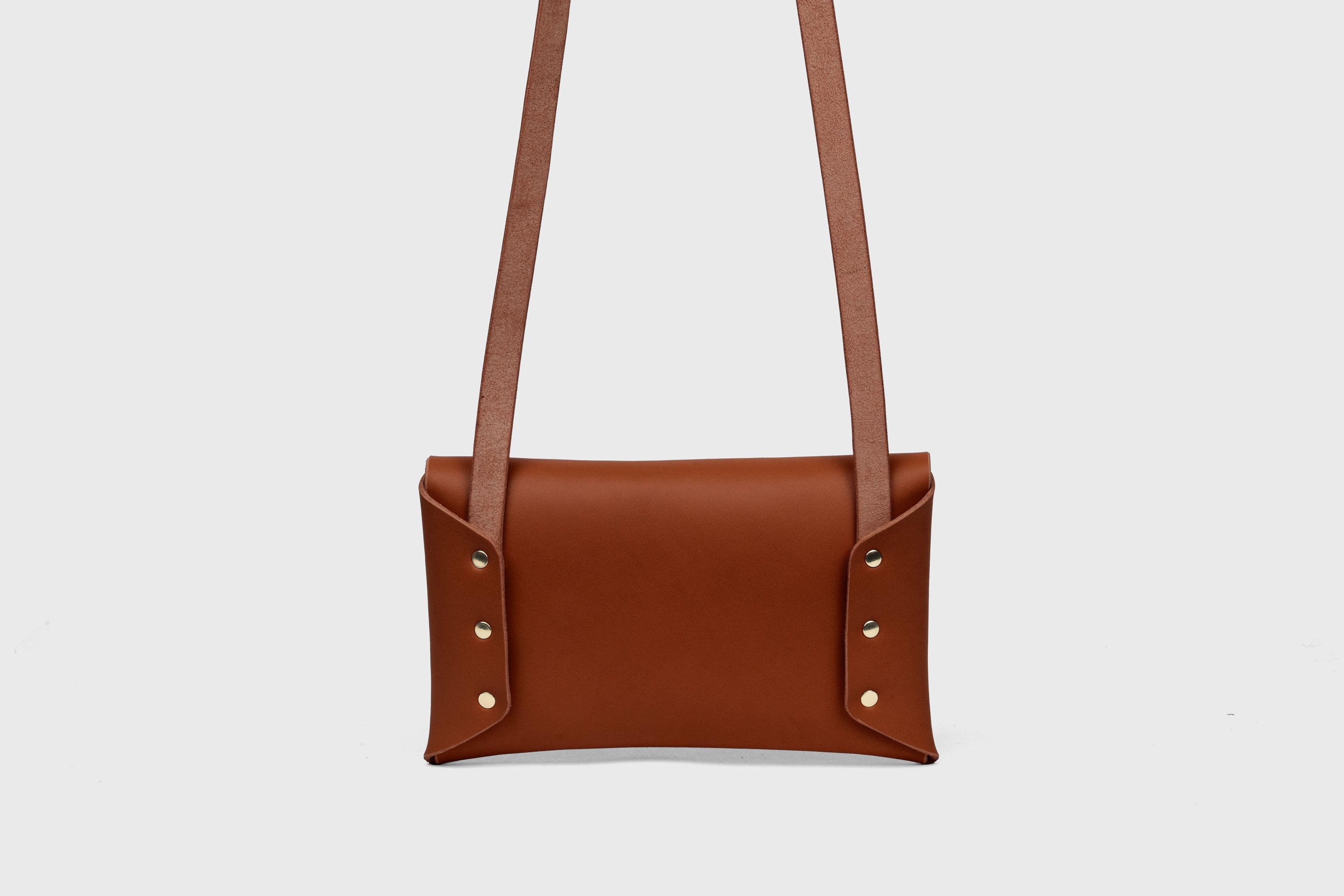 Envelope Bag With a Strap In Dark Brown Color Vegetable Tanned Leather Minimalistic Design Atelier Madre Manuel Dreesmann Barcelona Spain