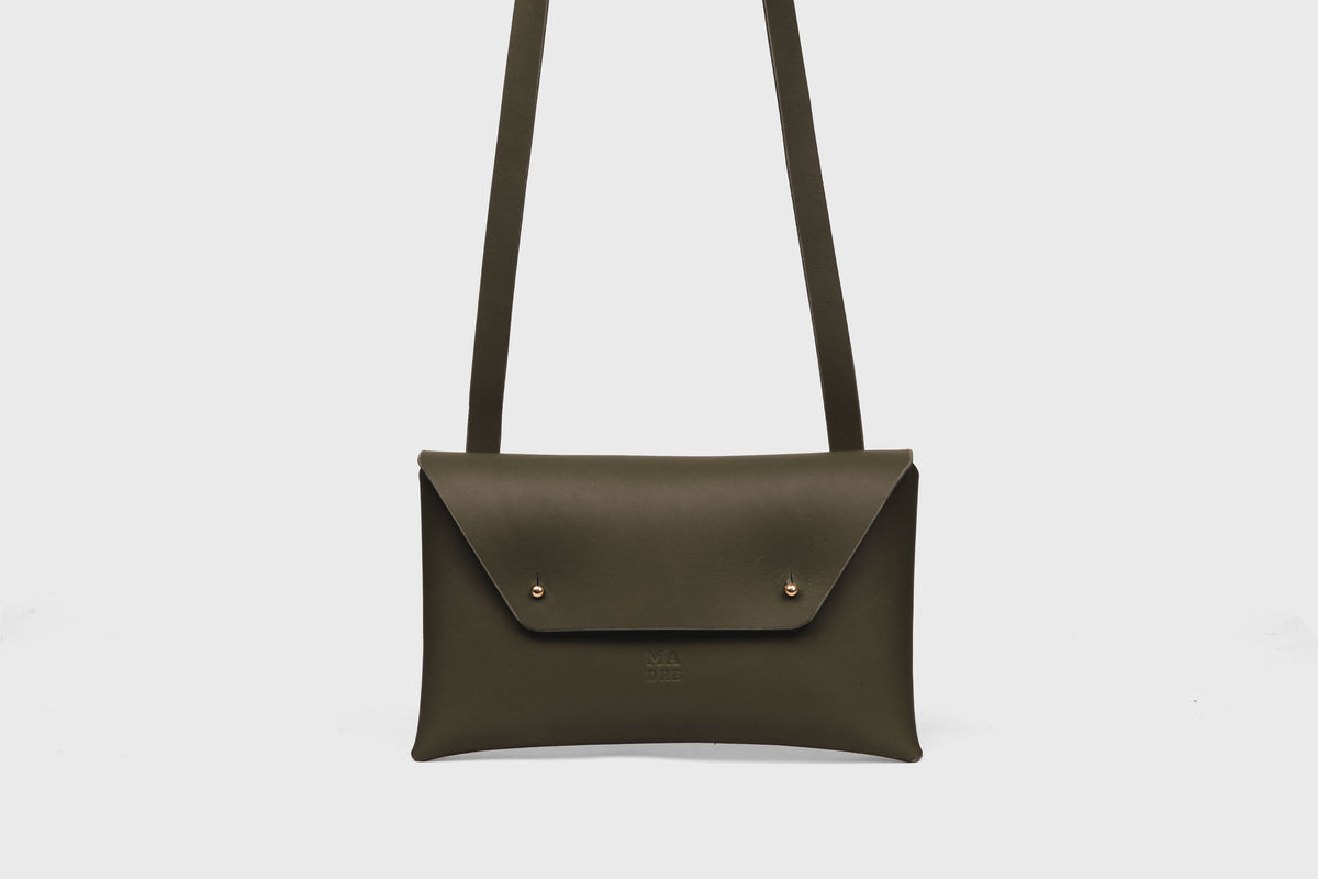 Envelope Bag Olive Green Color Leather Atelier Madre Manuel Dreesmann Barcelona Spain 1