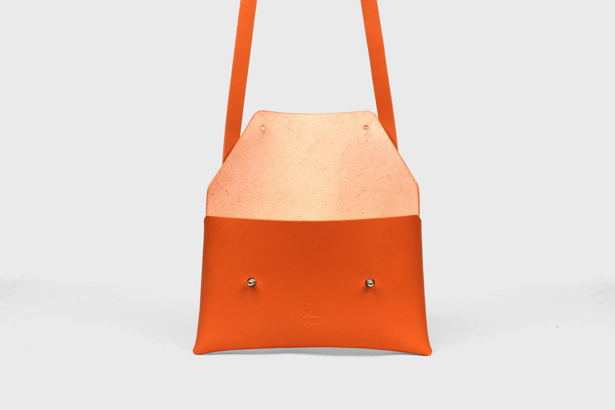 Envelope Bag Orange Color Leather Atelier Madre Manuel Dreesmann Barcelona Spain 2