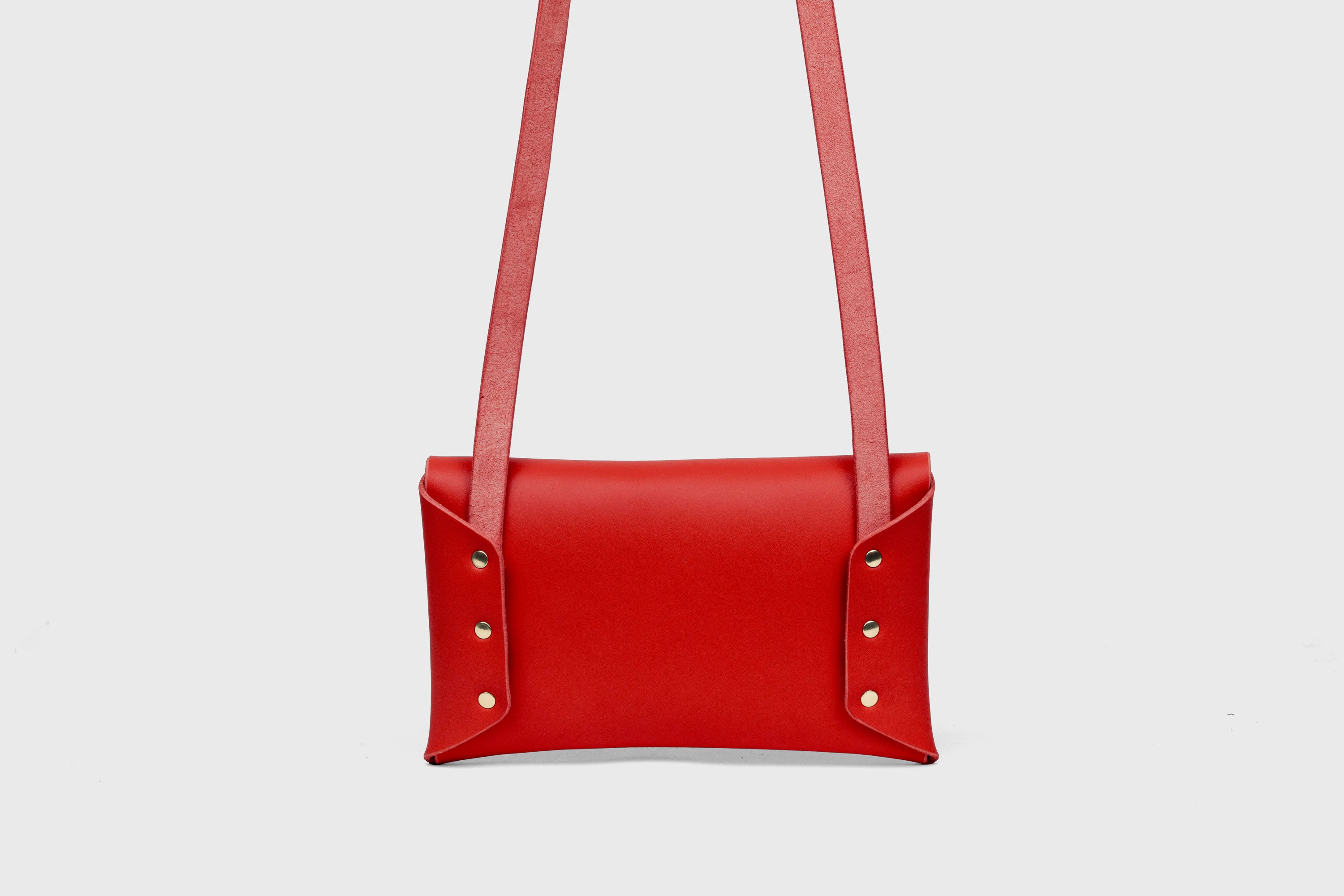 Envelope Bag With a Strap In Red Color Vegetable Tanned Leather Minimalistic Design Atelier Madre Manuel Dreesmann Barcelona Spain