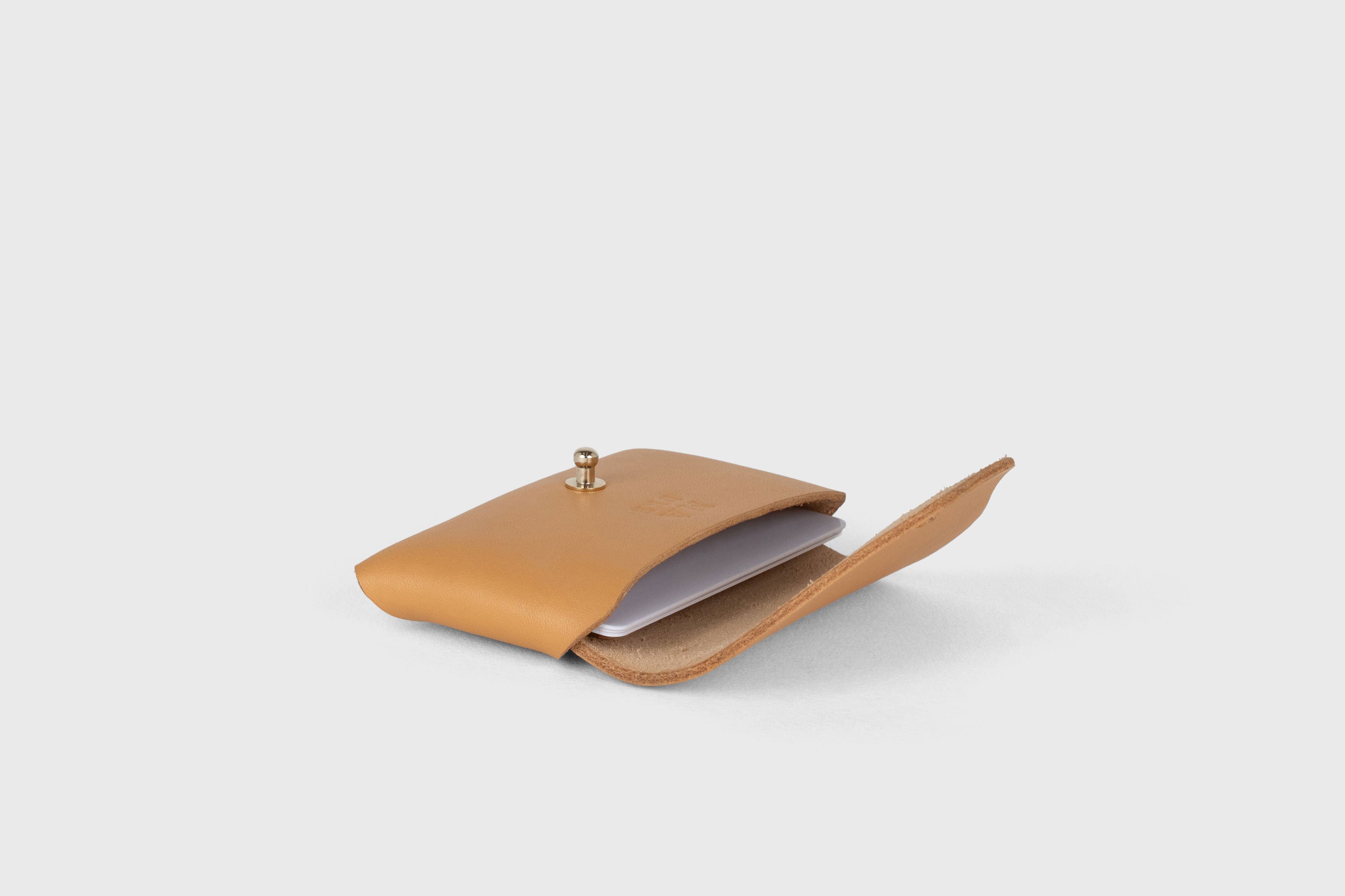 Envelope Card Wallet Premium Leather Brown Color Small Minimalist Design Atelier Madre Manuel Dreesmann Barcelona Spain