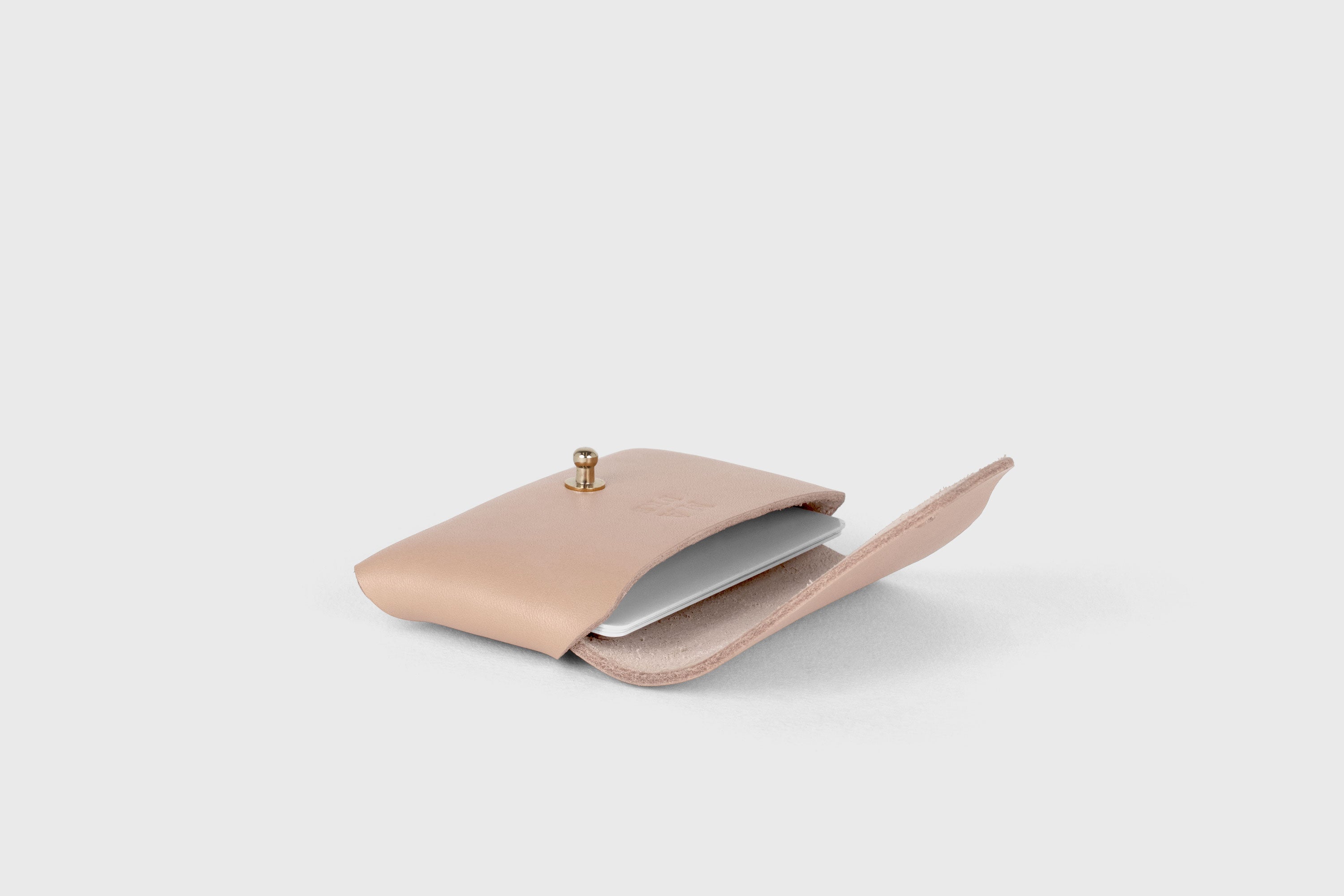 Envelope Card Wallet Premium Leather Natural Color Small Minimalist Design Atelier Madre Manuel Dreesmann Barcelona Spain